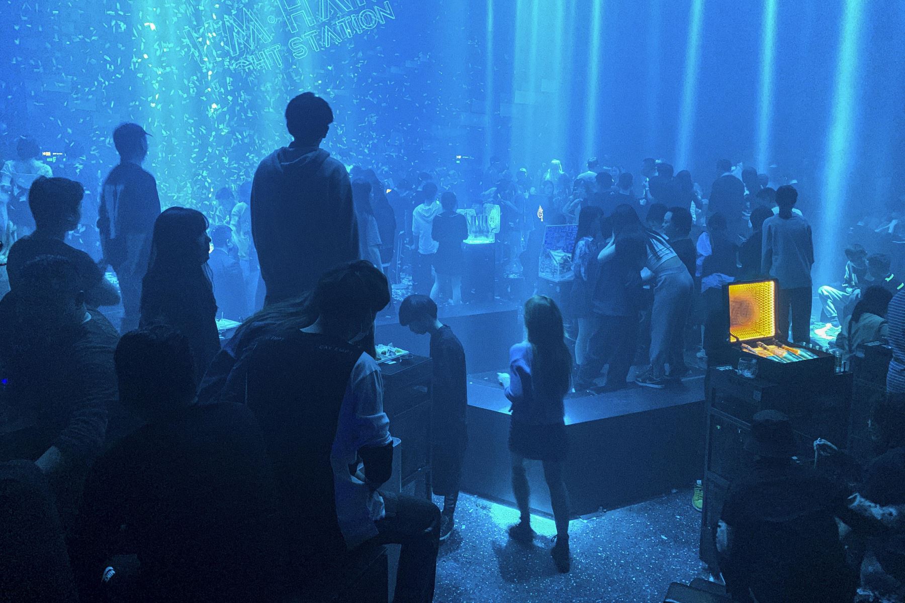 La gente visita un club nocturno en Wuhan, provincia central de Hubei en China.
Foto: AFP