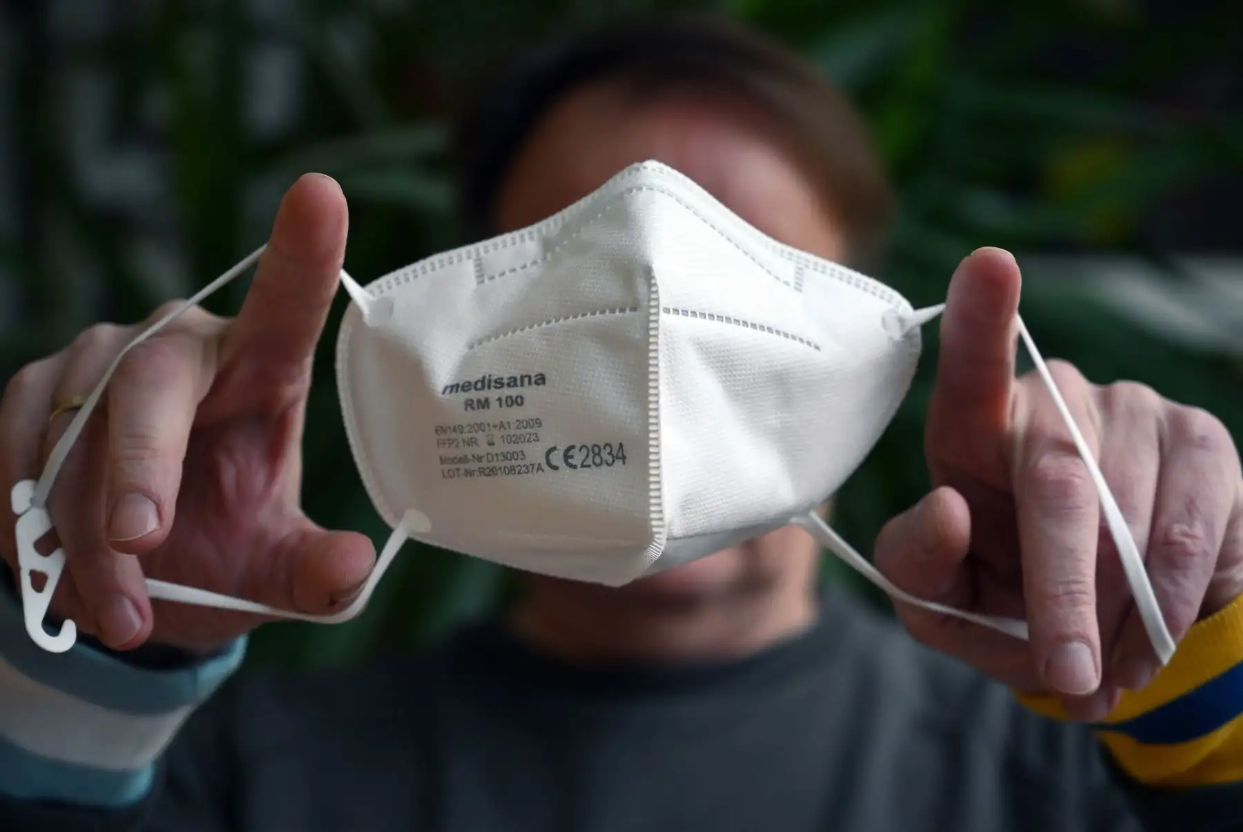 Alemania y Austria acaban de imponer mascarillas médicas (quirúrgicas o FFP2) en los comercios y transportes. Foto: AFP