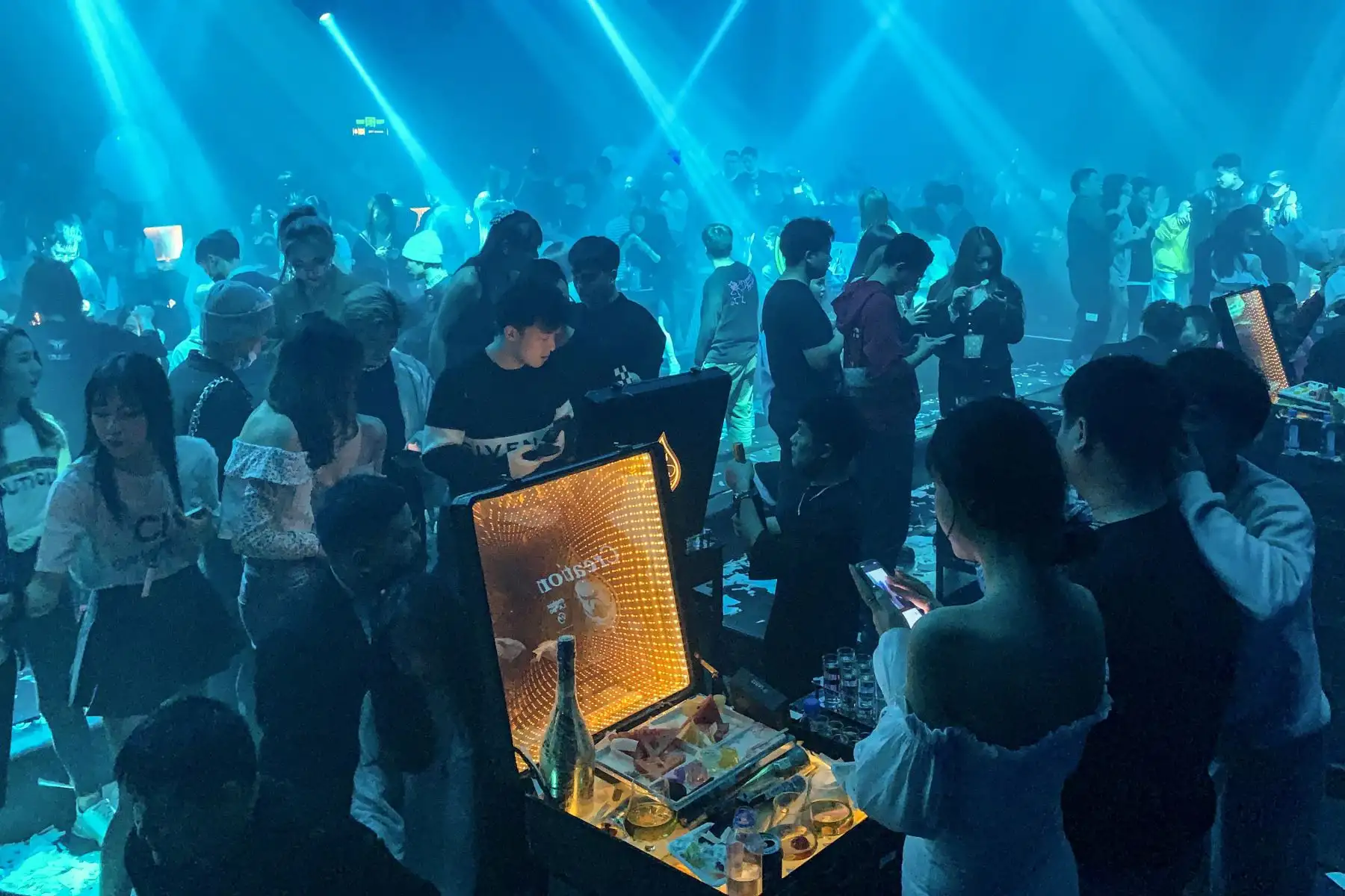 La gente visita un club nocturno en Wuhan, provincia central de Hubei en China.
Foto: AFP