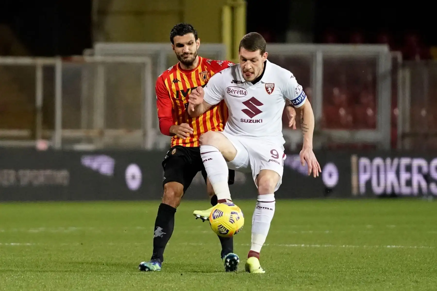 Alessandro Tuia del Benevento Calcio y Andrea Belotti del Torino FC en acción durante el partido de fútbol de la Serie A italiana Benevento Calcio vs Torino FC en el estadio Ciro Vigorito.
Foto: AFP