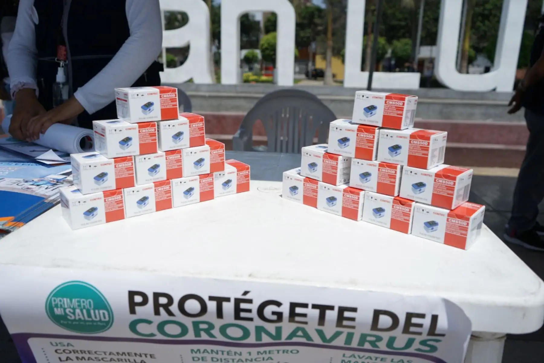 Ministerio de Salud entregó pulsioxímetros y equipos de protección personal a Comités Comunitarios Anti Covid de San Luis a fin de contribuir en la detección temprana de la covid 19  y fortalecer la respuesta del primer nivel de atención con la participación de la comunidad.
Foto: Minsa