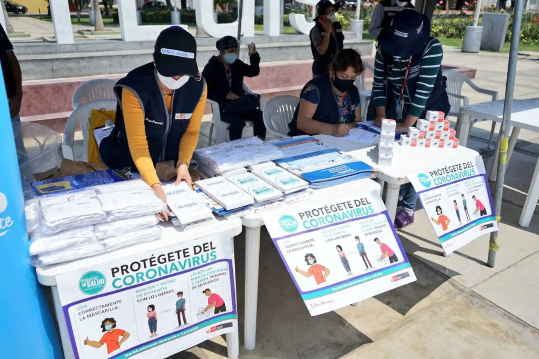 Ministerio de Salud entregó pulsioxímetros y equipos de protección personal a Comités Comunitarios Anti Covid de San Luis a fin de contribuir en la detección temprana de la covid 19  y fortalecer la respuesta del primer nivel de atención con la participación de la comunidad.
Foto: Minsa
