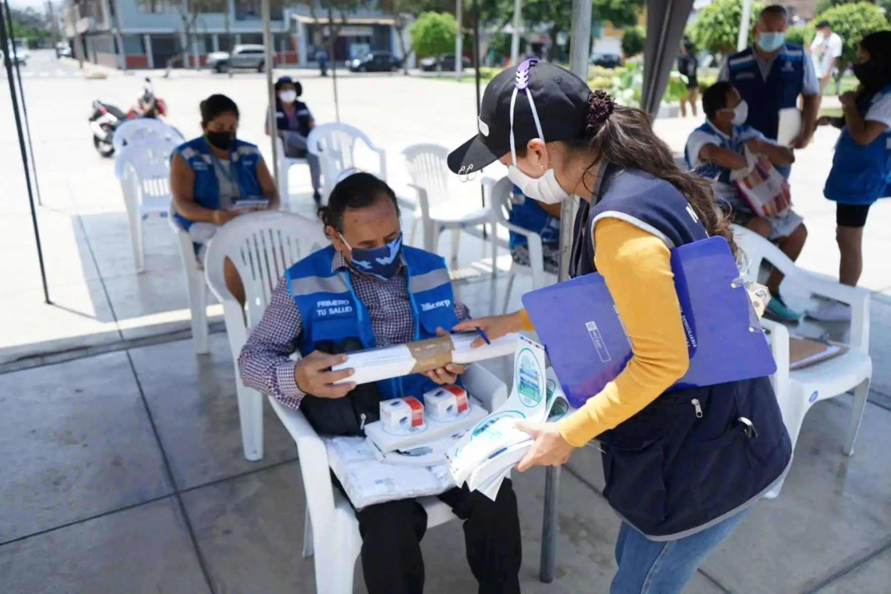 Ministerio de Salud entregó pulsioxímetros y equipos de protección personal a Comités Comunitarios Anti Covid de San Luis a fin de contribuir en la detección temprana de la covid 19  y fortalecer la respuesta del primer nivel de atención con la participación de la comunidad.
Foto: Municipalidad de San Luis