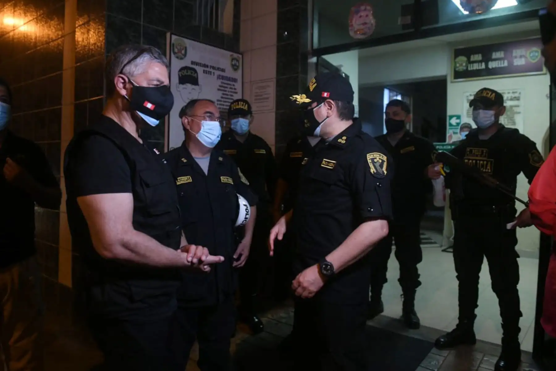 Ministros del Interior, José Elice; y de ministra de Defensa, Nuria Esparch, participan en un operativo para supervisar el cumplimiento de la inmovilización social obligatoria impuesta por el Gobierno para evitar nuevos contagios por el covid-19 en San Juan de Lurigancho.
Foto: Mininter