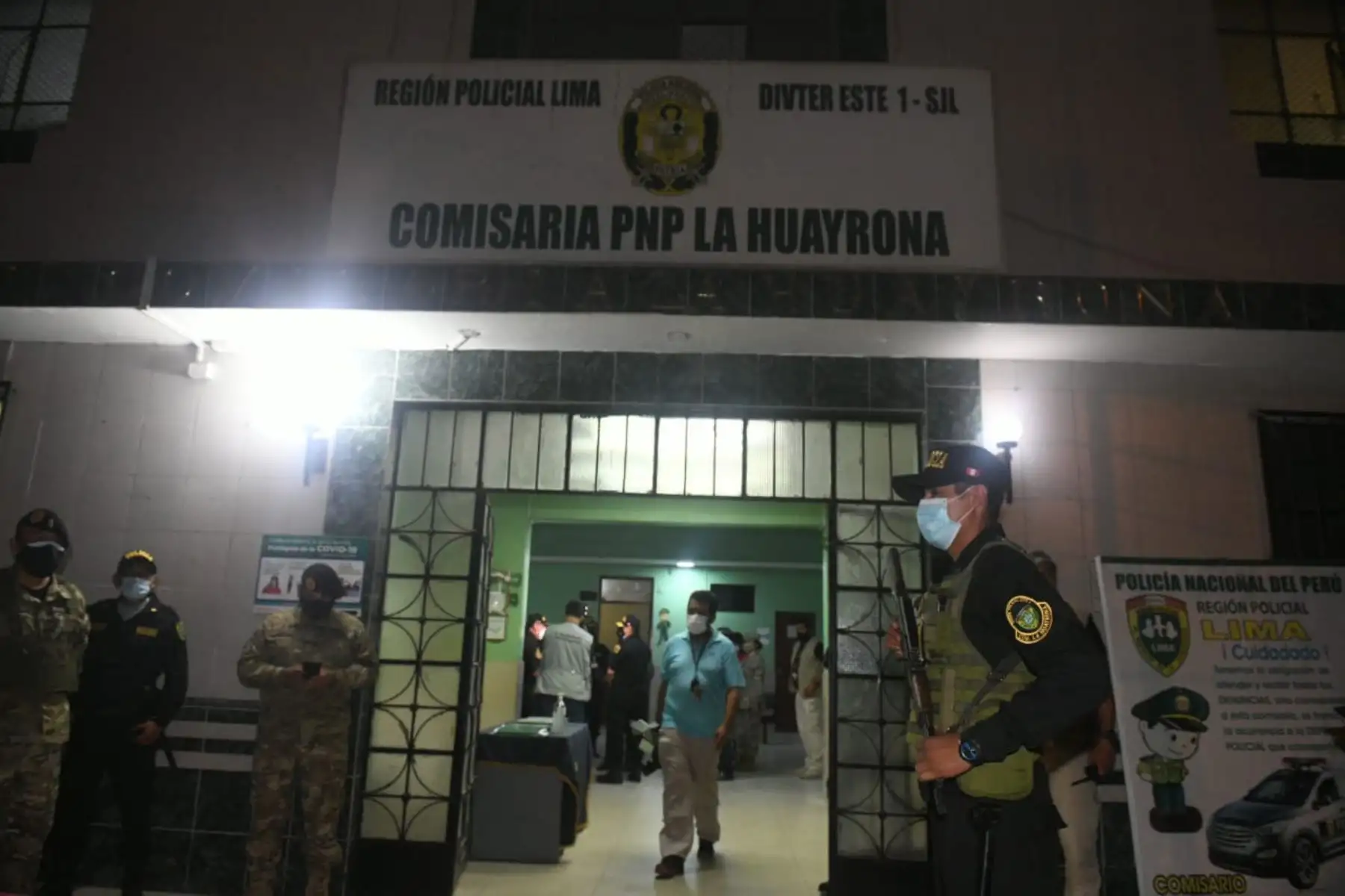 Ministros del Interior, José Elice; y de ministra de Defensa, Nuria Esparch, participan en un operativo para supervisar el cumplimiento de la inmovilización social obligatoria impuesta por el Gobierno para evitar nuevos contagios por el covid-19 en San Juan de Lurigancho.
Foto: Mininter