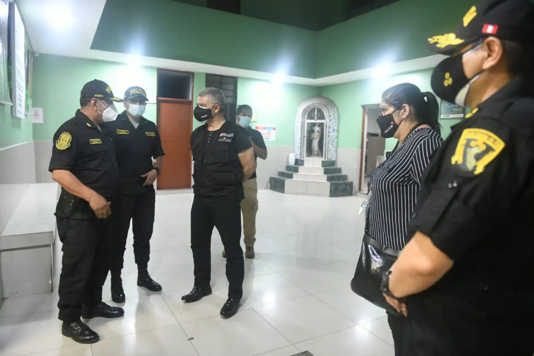 Ministros del Interior, José Elice; y de ministra de Defensa, Nuria Esparch, participan en un operativo para supervisar el cumplimiento de la inmovilización social obligatoria impuesta por el Gobierno para evitar nuevos contagios por el covid-19 en San Juan de Lurigancho.
Foto: Mininter