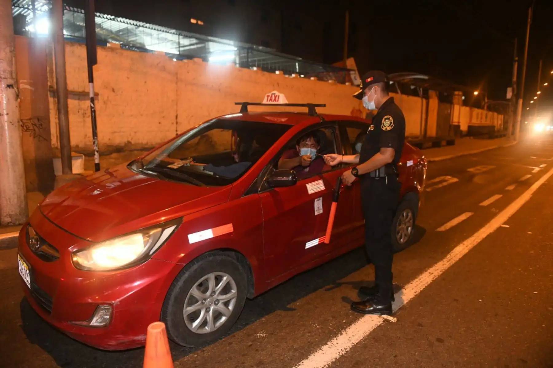 Ministros del Interior, José Elice; y de ministra de Defensa, Nuria Esparch, participan en un operativo para supervisar el cumplimiento de la inmovilización social obligatoria impuesta por el Gobierno para evitar nuevos contagios por el covid-19 en el Rimac.
Foto: Mininter