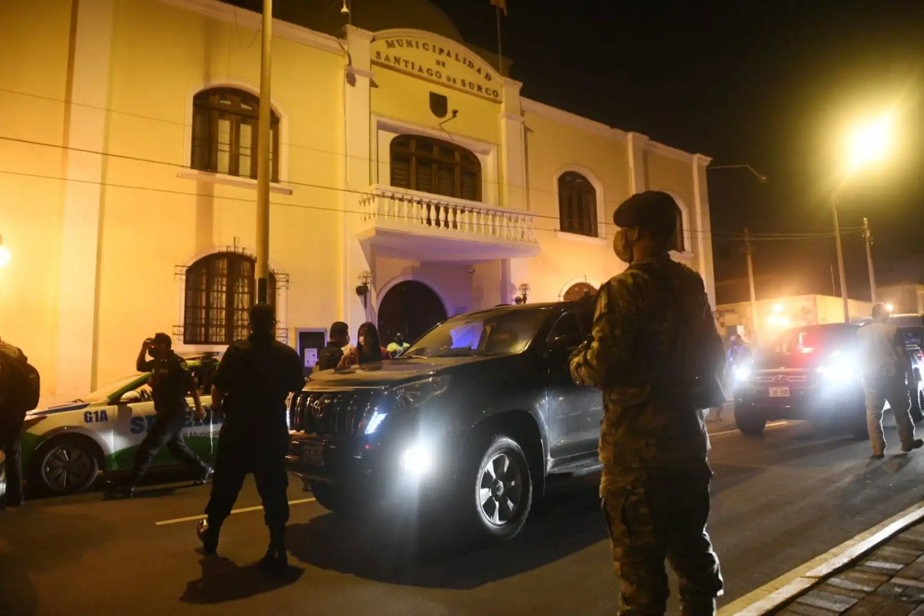 Ministros del Interior, José Elice; y de ministra de Defensa, Nuria Esparch, participan en un operativo para supervisar el cumplimiento de la inmovilización social obligatoria impuesta por el Gobierno para evitar nuevos contagios por el covid-19 en el Centro de Lima.
Foto: Mininter