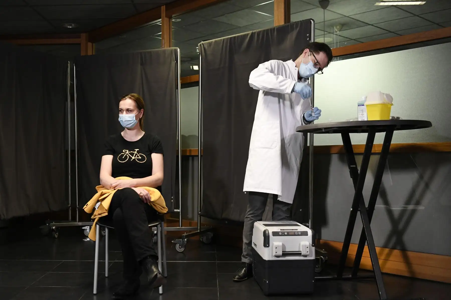 Un médico general espera la primera inyección de la vacuna Moderna Covid-19, en el Medisch Spectrum Twente, en Enschede,. Un total de 15,000 personas son elegibles para esta ronda de vacunación y todos los médicos generales están recibiendo Moderna vacunado.
Foto: AFP