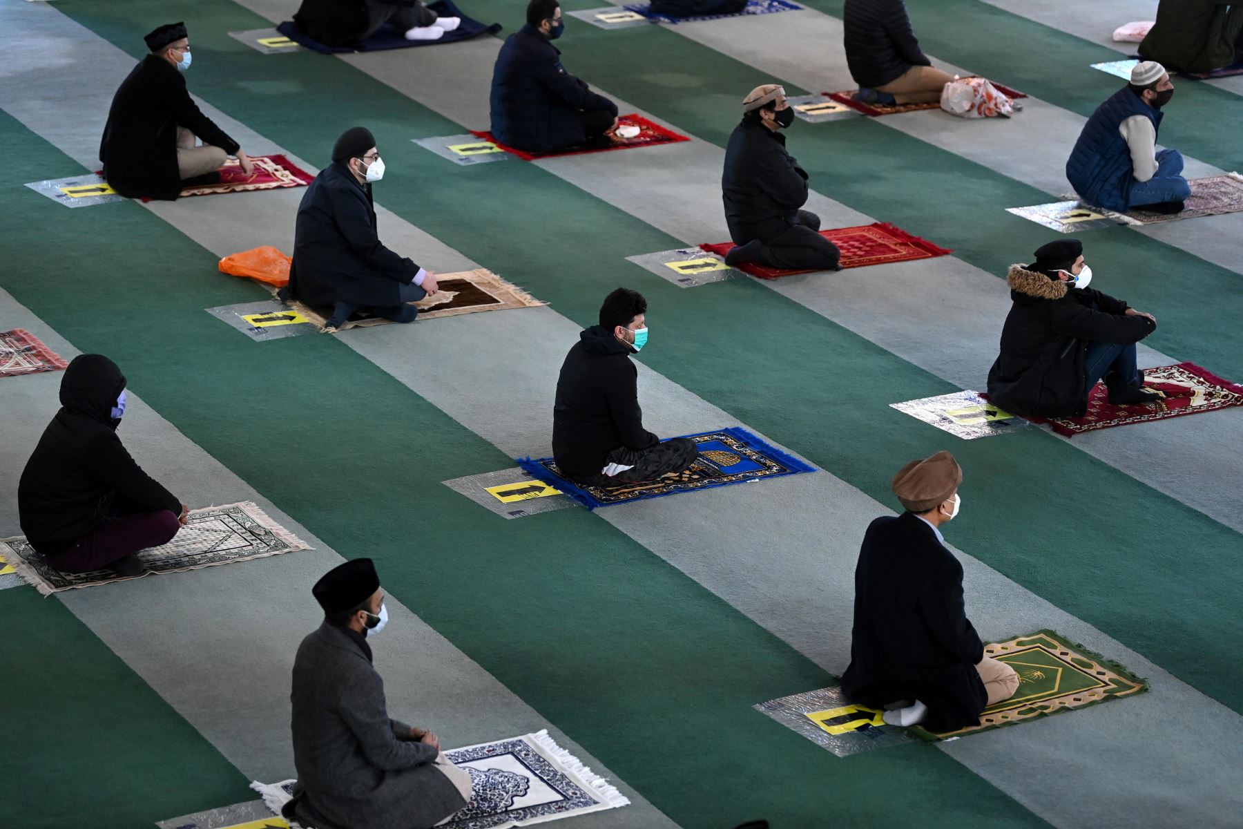 Los hombres musulmanes usan máscaras faciales mientras asisten a las oraciones del viernes socialmente distanciadas en la Mezquita Baitul Futuh de la Comunidad Musulmana Ahmadía en el suroeste de Londres.
Foto: AFP