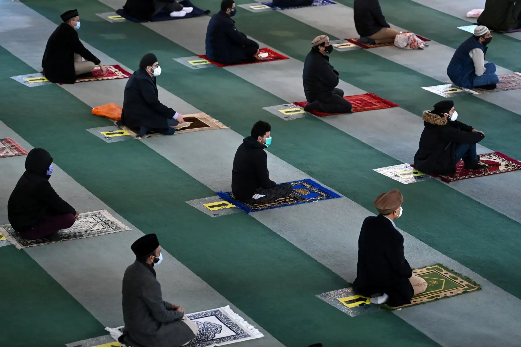 Los hombres musulmanes usan máscaras faciales mientras asisten a las oraciones del viernes socialmente distanciadas en la Mezquita Baitul Futuh de la Comunidad Musulmana Ahmadía en el suroeste de Londres.
Foto: AFP