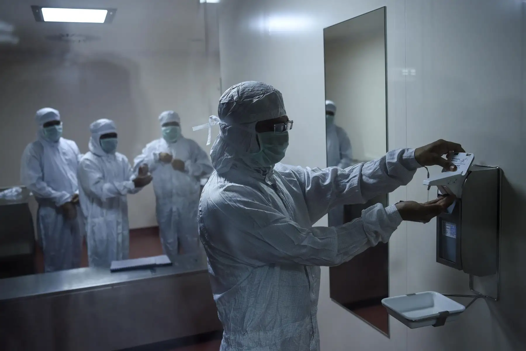 Los empleados se preparan antes de ingresar al laboratorio donde se fabrica Covishield, la vacuna de coronavirus Covid-19 de AstraZeneca-Oxford, en el Serum Institute de India.
Foto : AFP