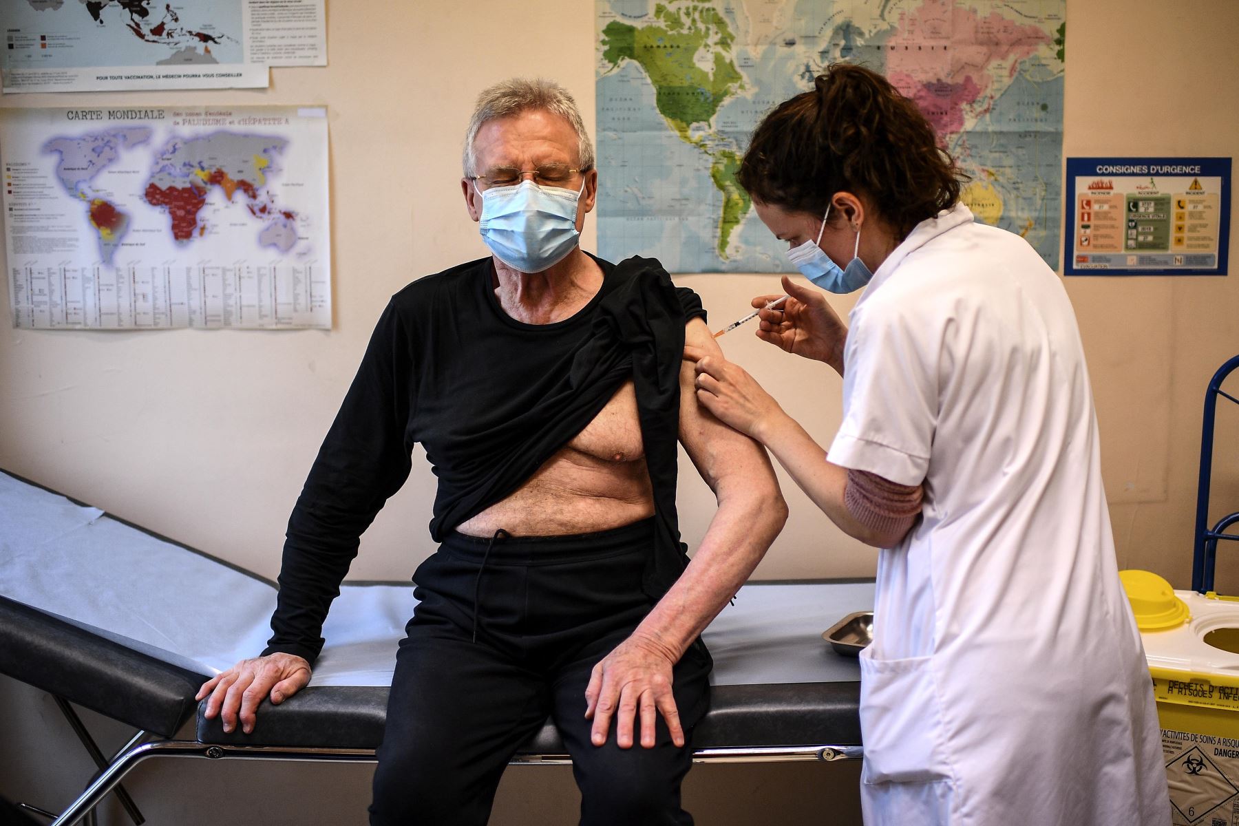 Un anciano de más de 75 años recibe una inyección de una vacuna Covid-19 en el Instituto Pasteur de París.
Foto: AFP