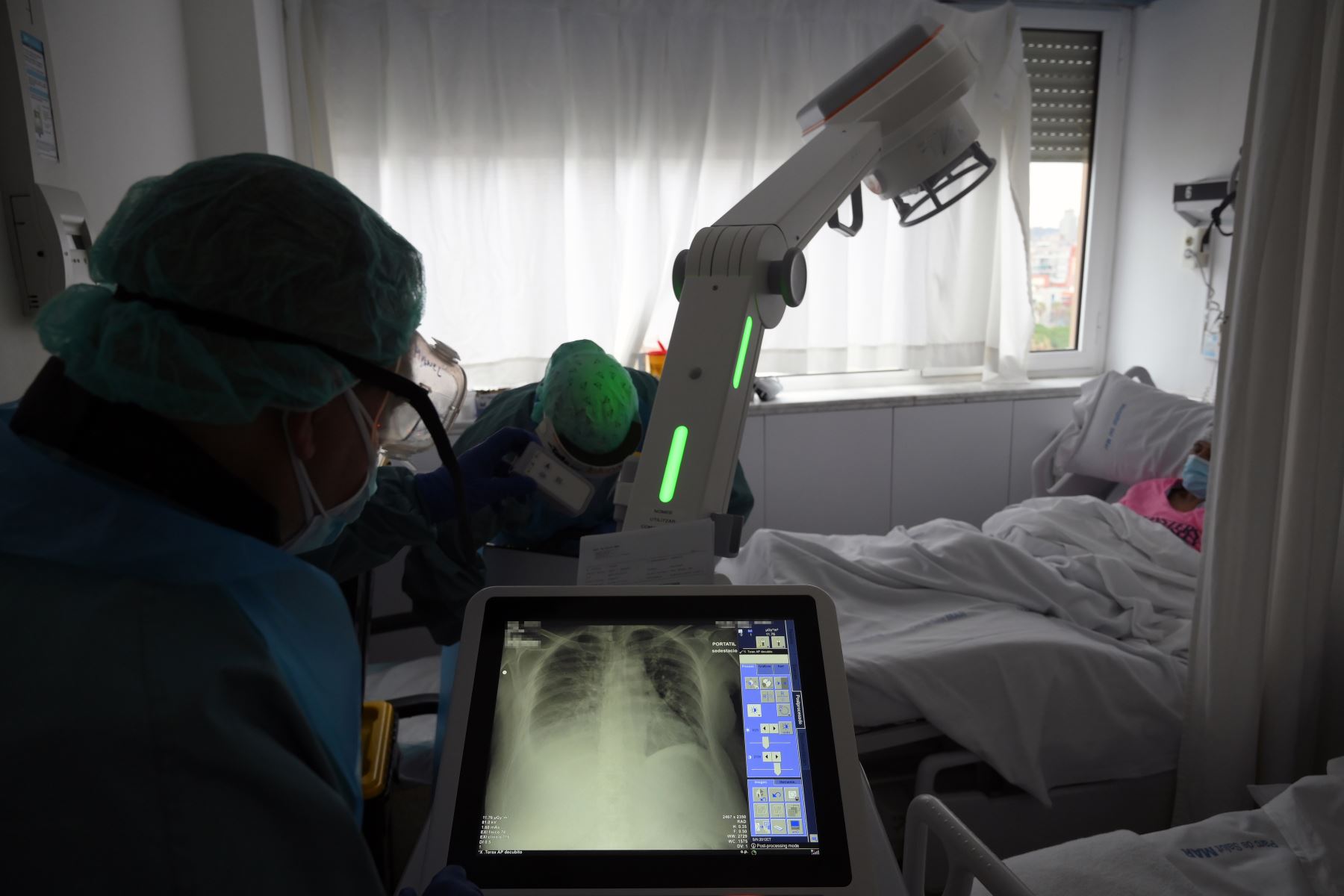 Un trabajador sanitario revisa una radiografía de un paciente en el ala Covid-19 del Hospital Del Mar de Barcelona.
Foto: AFP