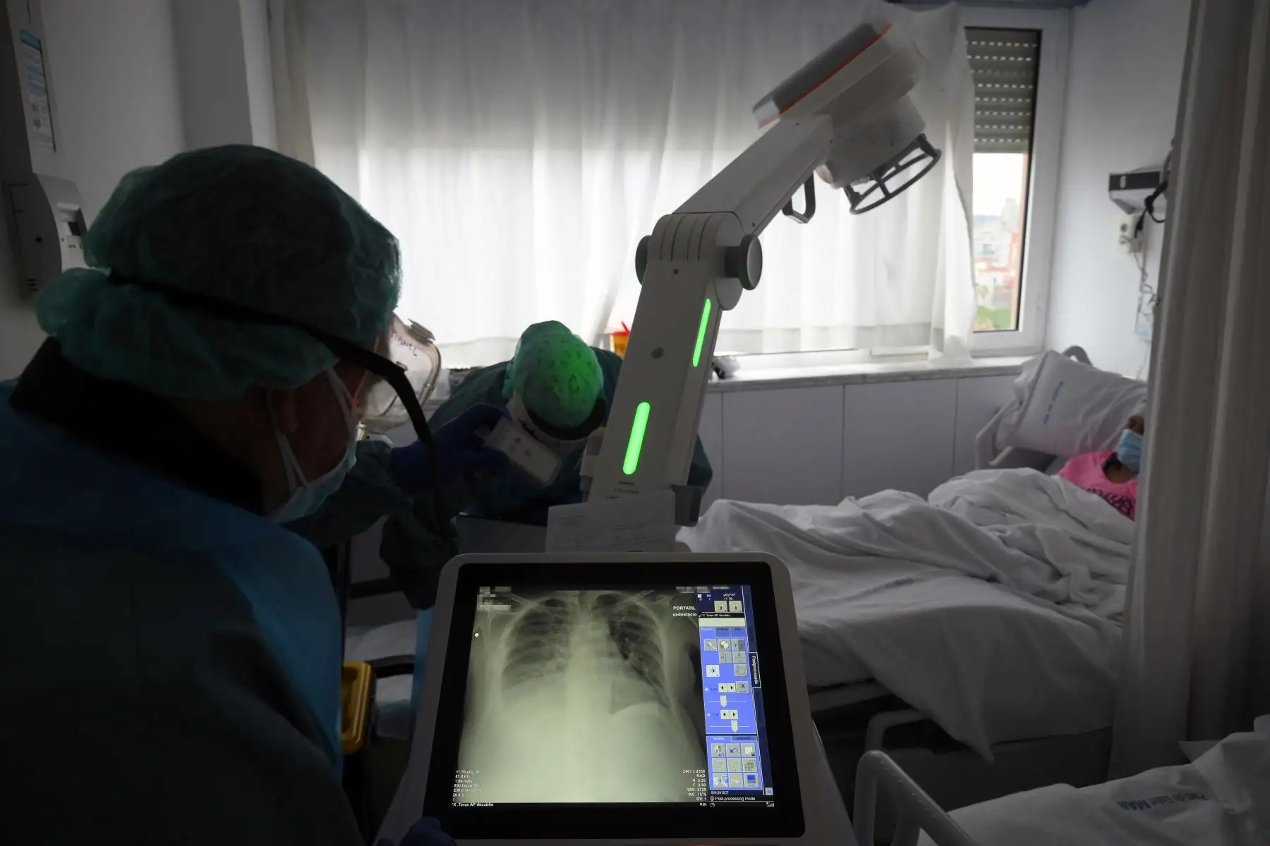 Un trabajador sanitario revisa una radiografía de un paciente en el ala Covid-19 del Hospital Del Mar de Barcelona.
Foto: AFP