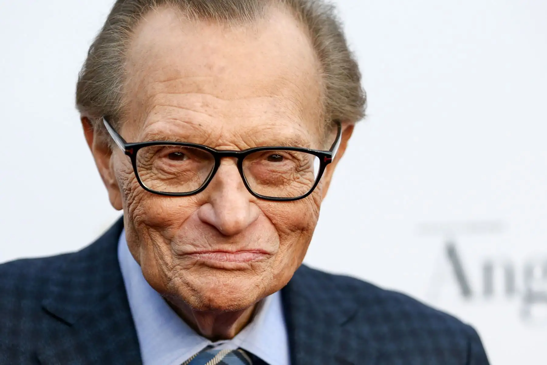 En esta foto de archivo tomada el 1 de mayo de 2017, el entrevistador de radio y televisión Larry King asiste al evento del 60 aniversario de la radiodifusión de Larry King en HYDE Sunset: Kitchen  Cocktails en West Hollywood, California. 
Foto: AFP