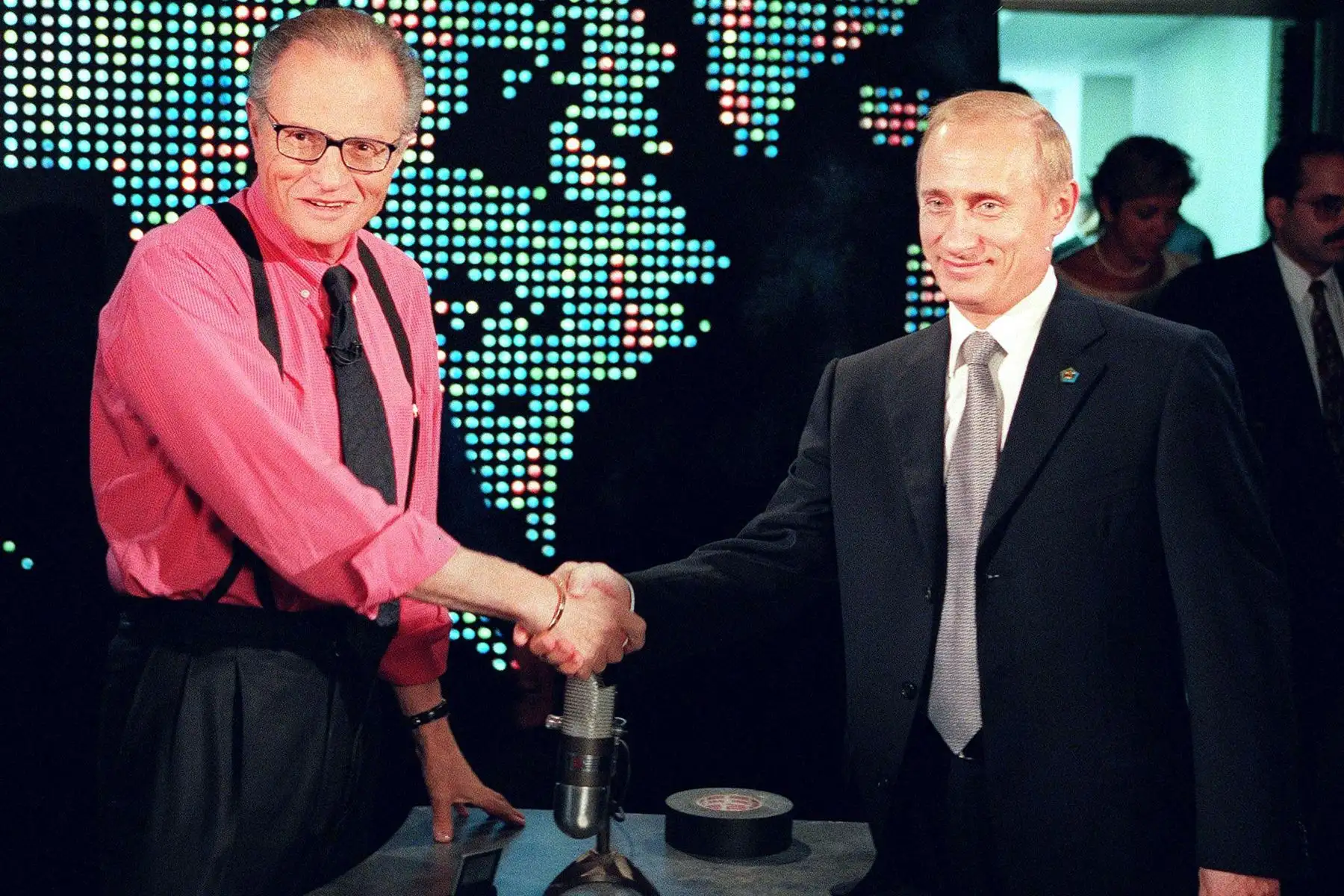 En esta foto de archivo tomada el 7 de septiembre de 2000, el presidente ruso Vladimir Putin  le da la mano al entrevistador de CNN, Larry King, antes de comenzar su entrevista en Nueva York. 
Foto: AFP