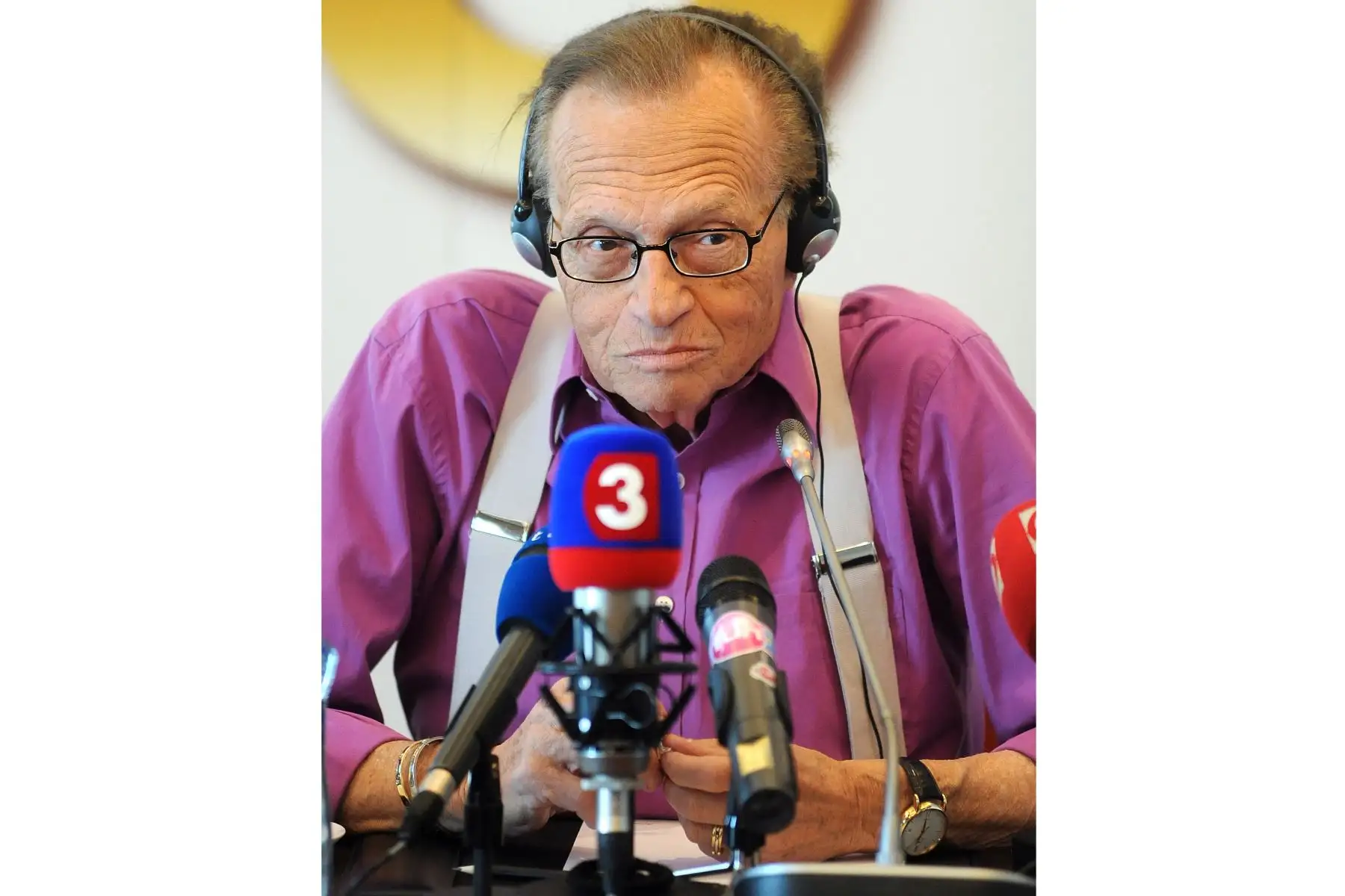 En esta foto de archivo tomada el 22 de septiembre de 2011, la personalidad de televisión Larry King de los Estados Unidos responde las preguntas de los periodistas durante una conferencia de prensa en Bratislava, Eslovaquia.
Foto: AFP
