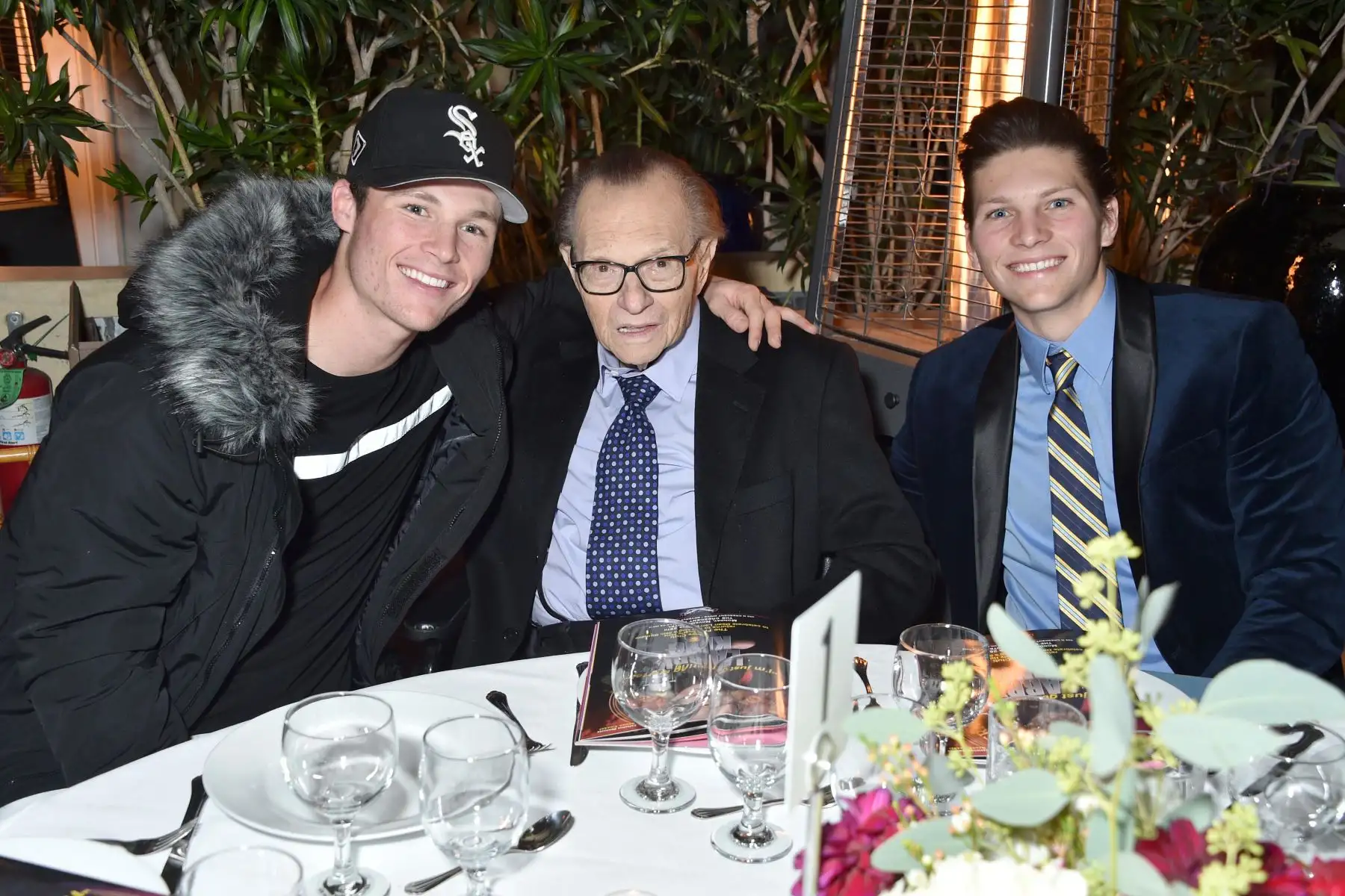 Cannon Edward King, Larry King y Chance Armstrong King asisten al Friars Club honra a Larry King por su 86 cumpleaños en Beverly Hills, California.
Foto: AFP