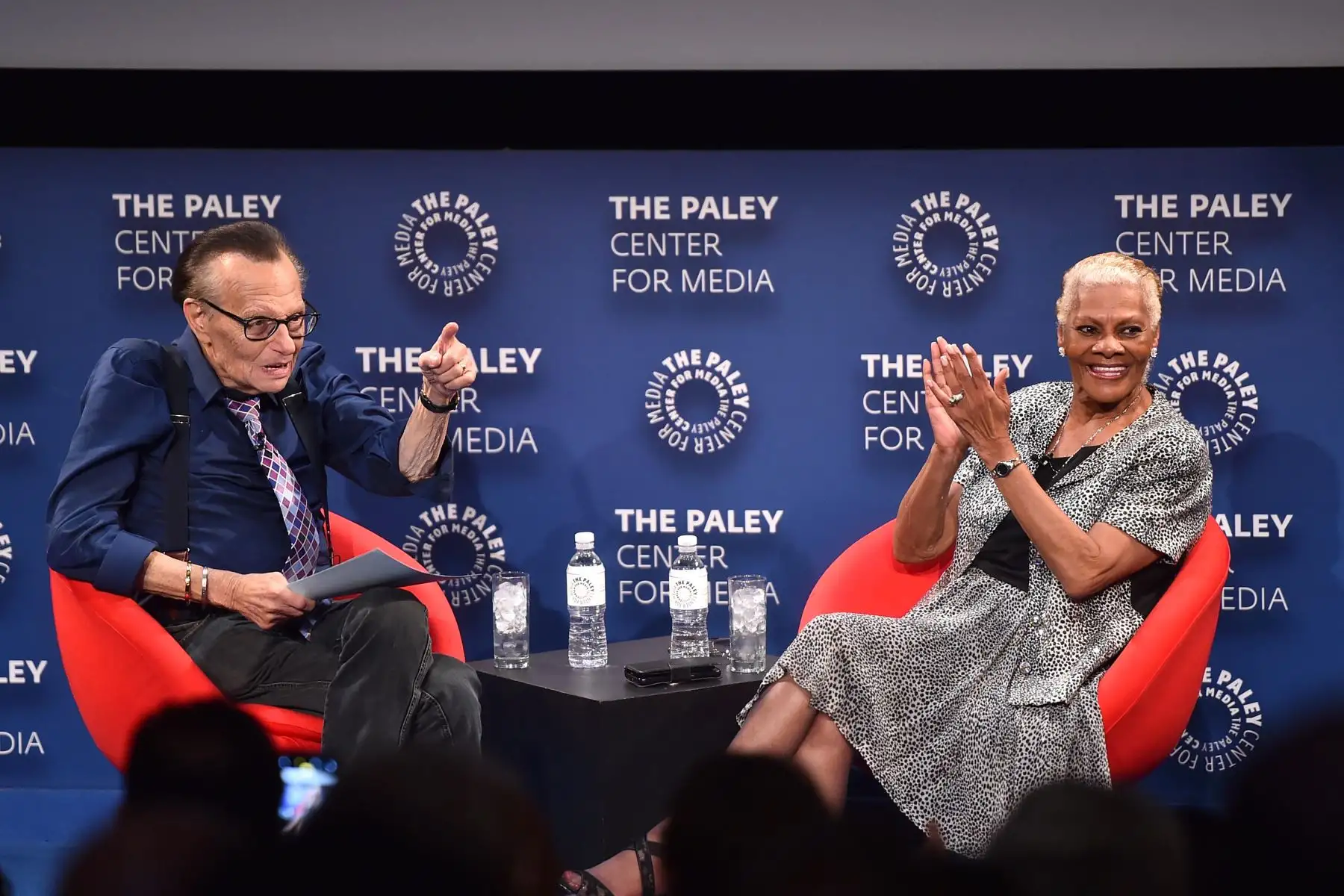 Larry king y Dionne Warwick asisten al Paley Center for Media presenta: Una velada especial con Dionne Warwick: en Beverly Hills, California. 
Foto: AFP