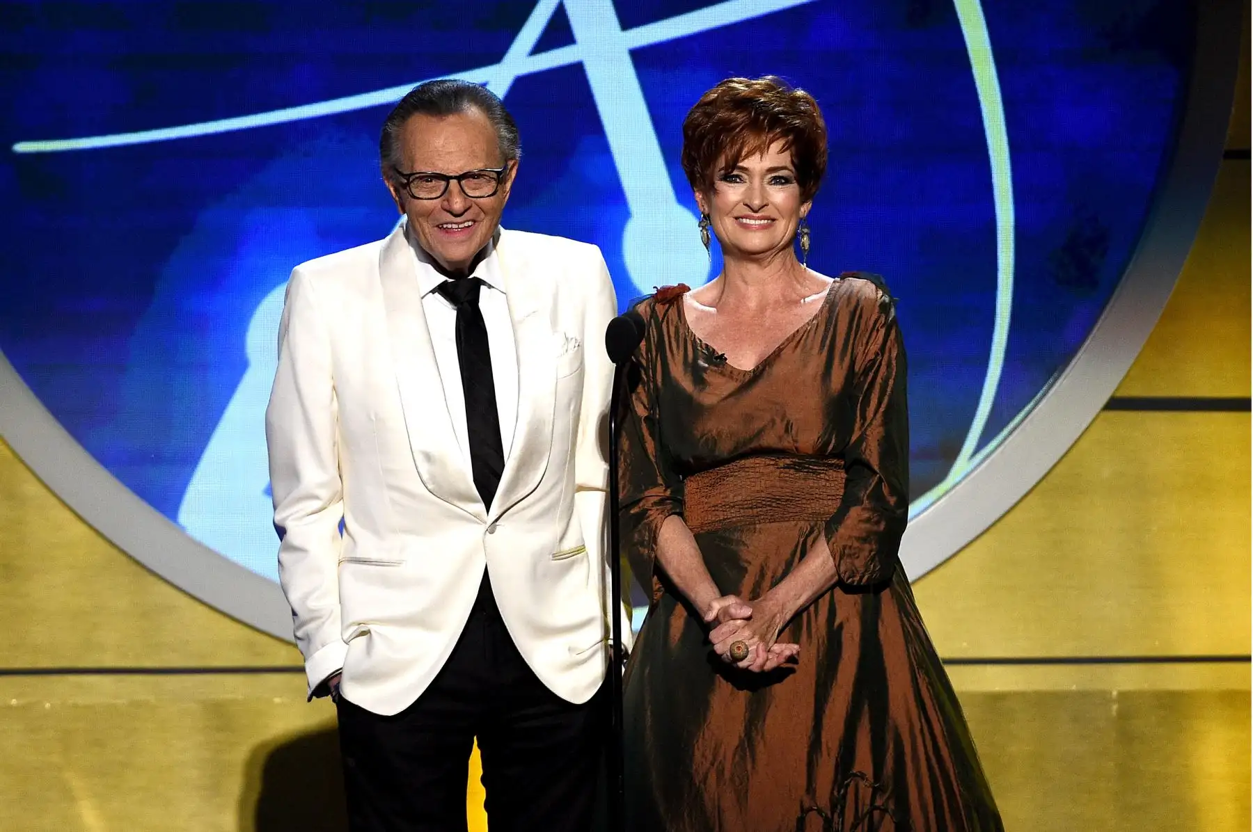 Larry King y Carolyn Hennesy hablan en el escenario durante la 45a Entrega Anual de los Premios Emmy Diurnos en el Pasadena Civic Auditorium  en Pasadena, California.
Foto: AFP