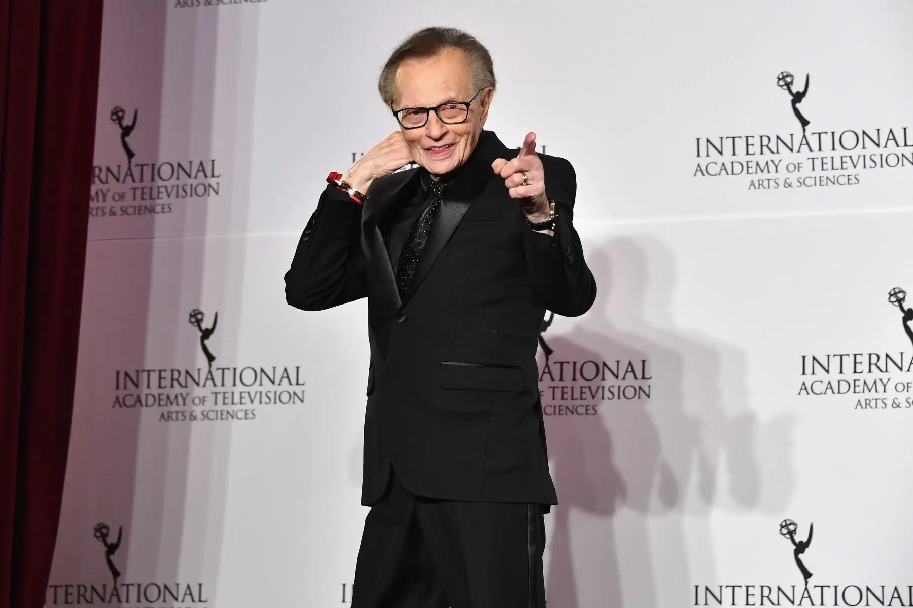 El presentador Larry King posa en la sala de prensa de la 45a International Emmy Awards en el New York Hilton el 20 de noviembre de 2017 en la ciudad de Nueva YorK.
Foto: AFP