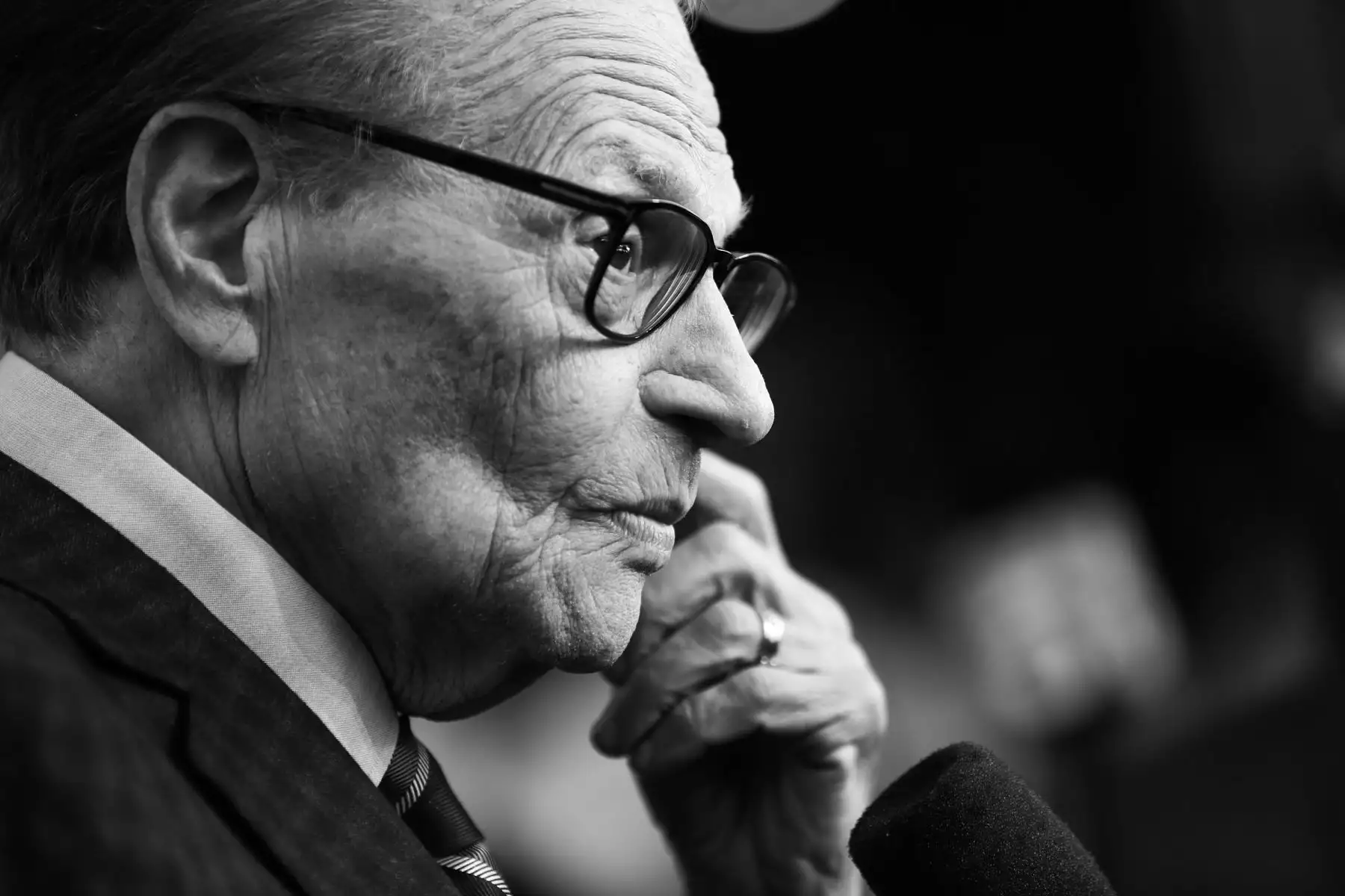 El presentador de televisión y radio Larry King asiste al 60 ° aniversario de transmisiones de Larry King  el 1 de mayo de 2017 en West Hollywood, California.
Foto: AFP
