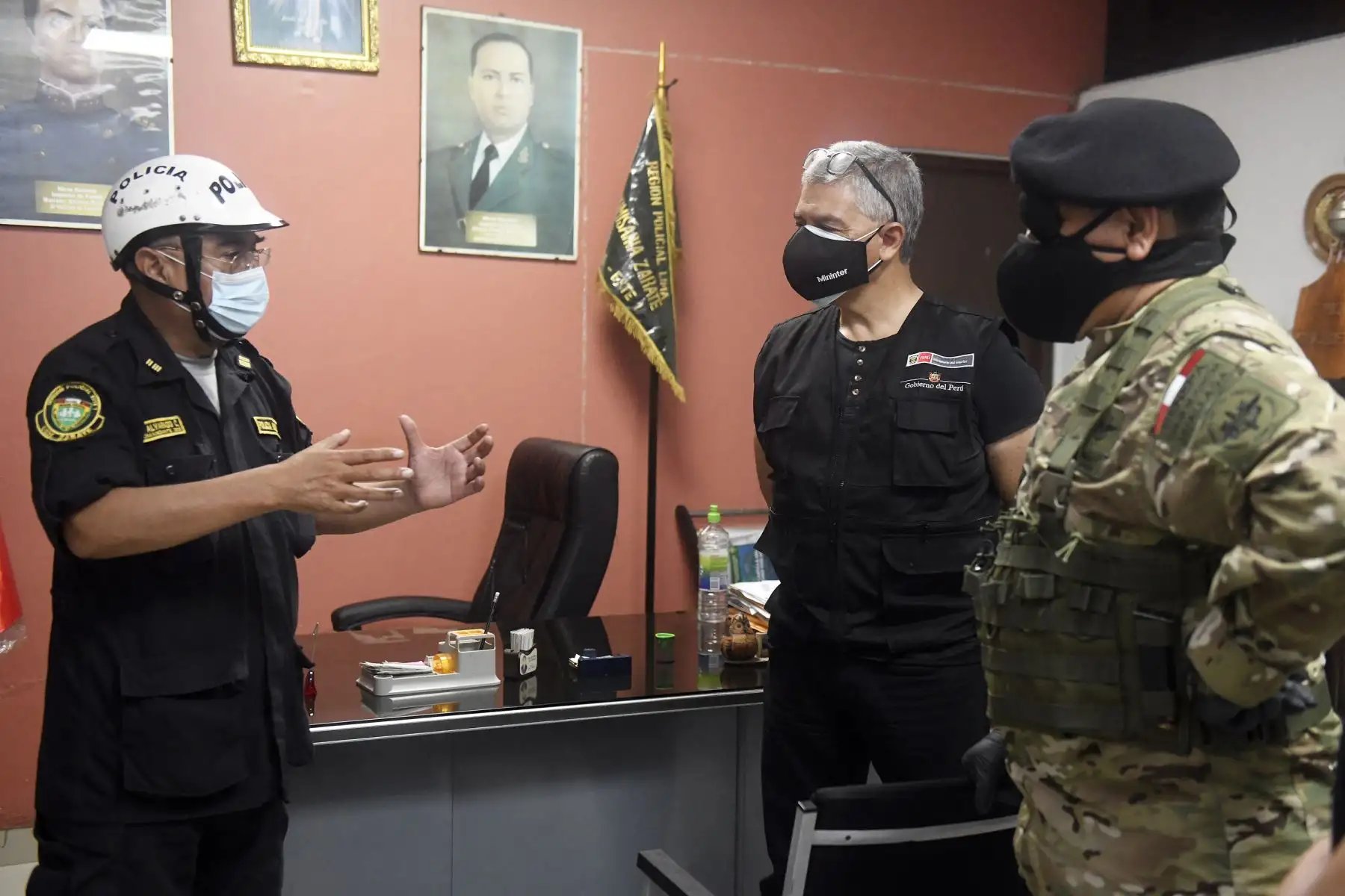 Ministros del Interior, José Elice; y de ministra de Defensa, Nuria Esparch, participan en un operativo para supervisar el cumplimiento de la inmovilización social obligatoria impuesta por el Gobierno para evitar nuevos contagios por el covid-19 en el Centro de Lima. Foto: ANDINA/Mininter