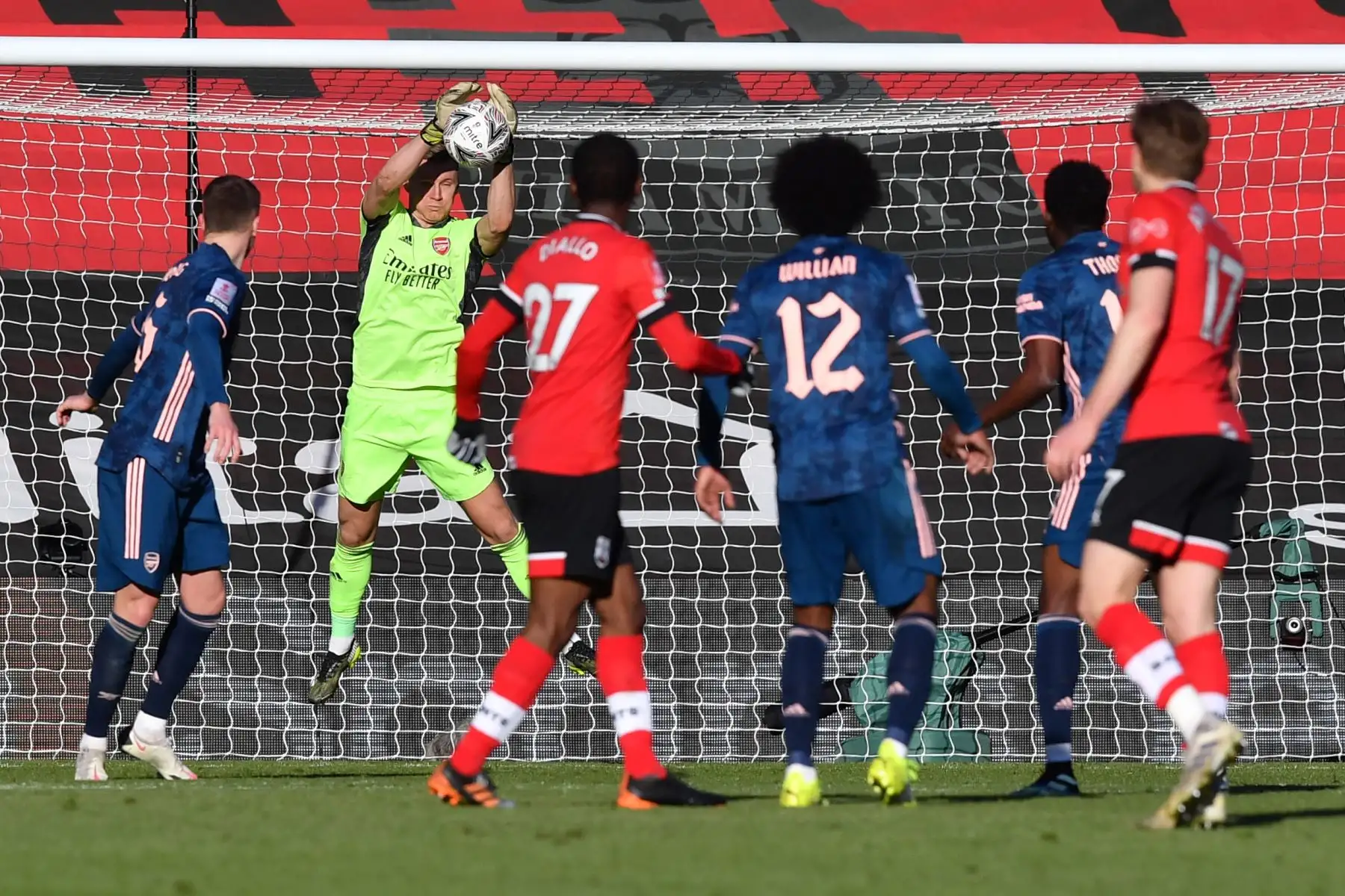 El portero inglés de Southampton Alex McCarthy guarda un disparo a portería durante el partido de fútbol de cuarta ronda de la Copa FA inglesa entre Southampton y Arsenal.
Foto: AFP