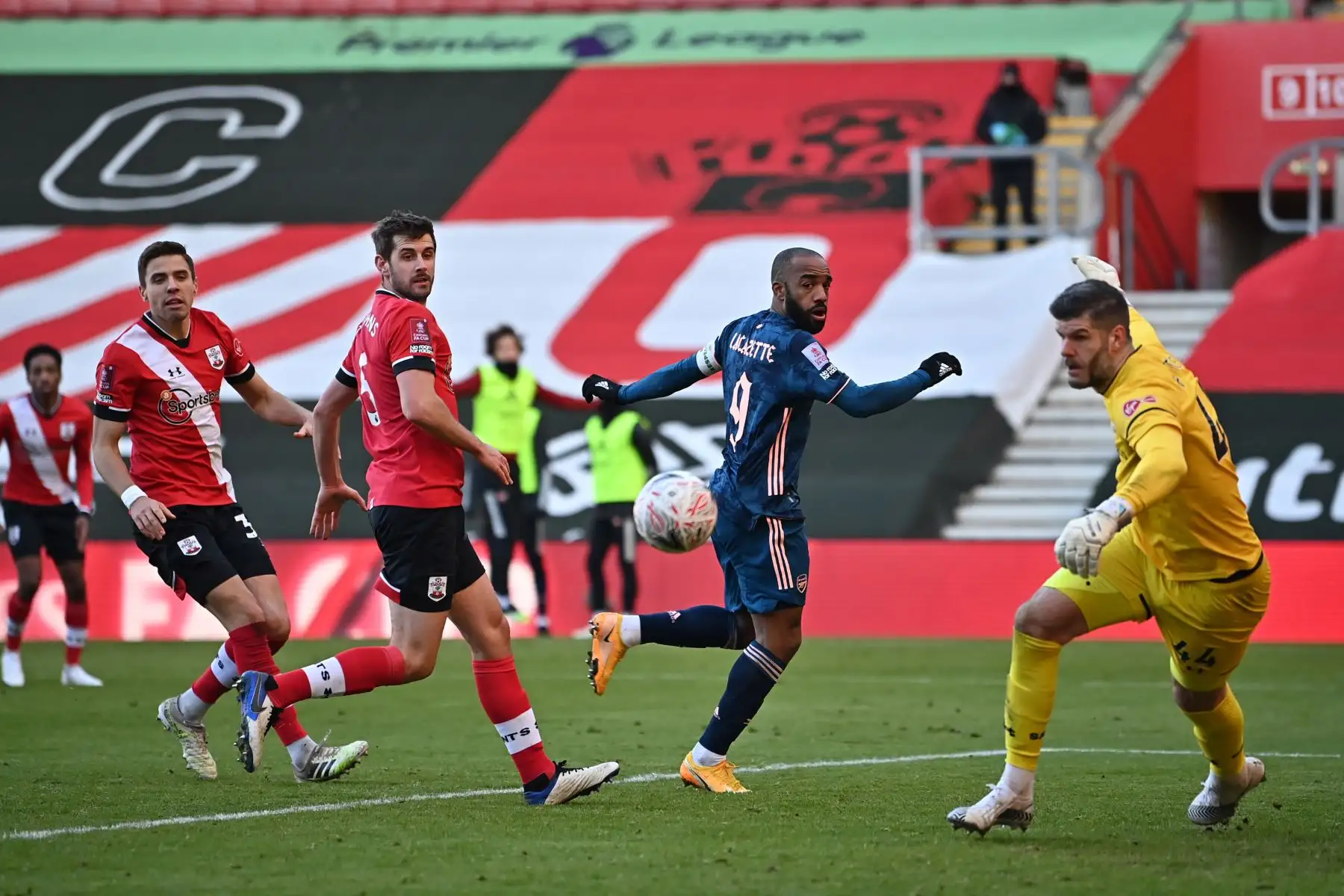 El delantero francés del Arsenal, Alexandre Lacazette, mira hacia atrás cuando pierde una cruz durante el partido de fútbol de cuarta ronda de la Copa FA inglesa entre Southampton y Arsenal.
Foto:  AFP