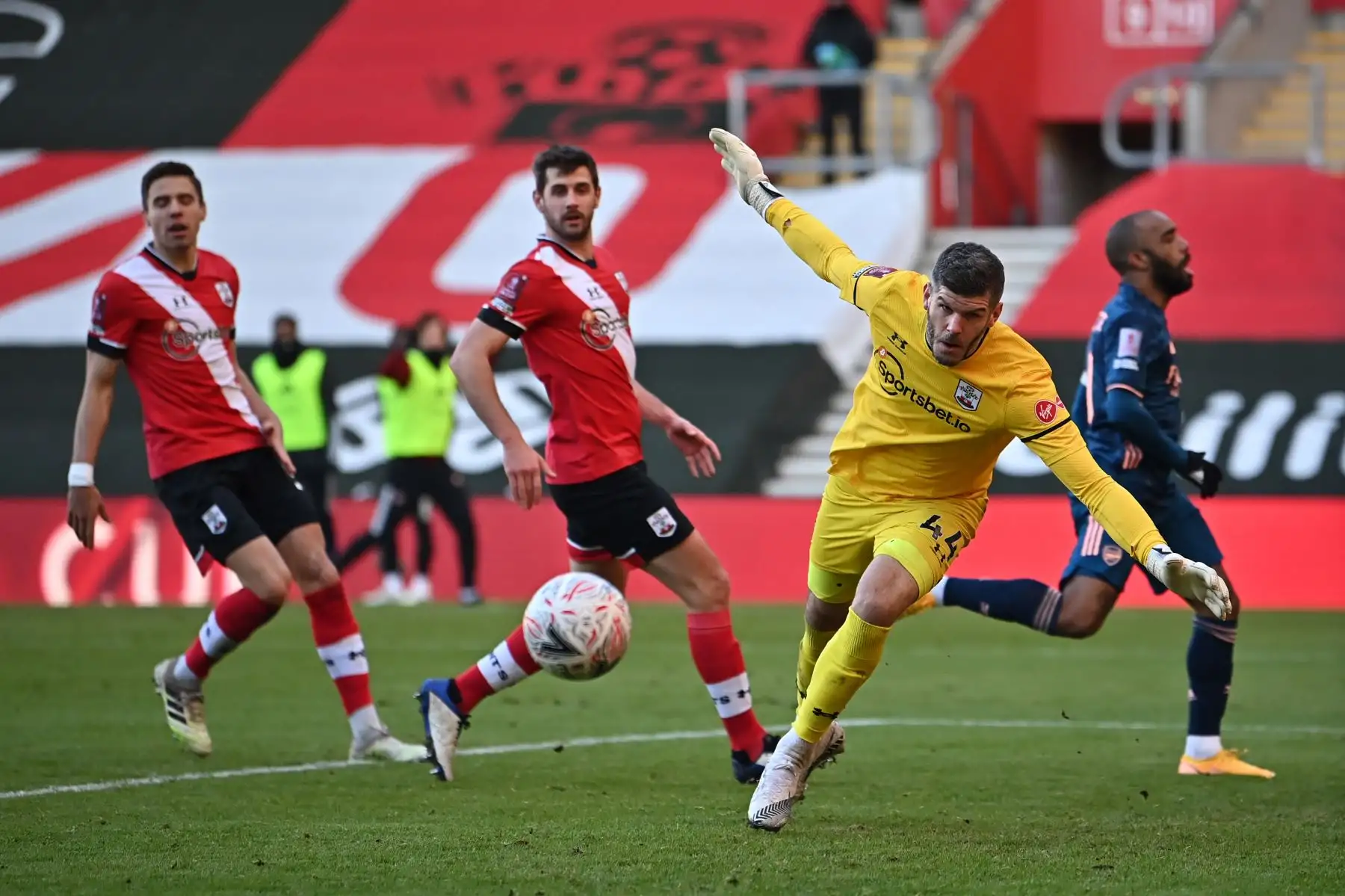 El portero inglés de Southampton Fraser Forster  como el delantero francés del Arsenal Alexandre Lacazette pierde un centro durante el partido de fútbol de cuarta ronda de la Copa FA inglesa entre Southampton y Arsenal. 
Foto: AFP