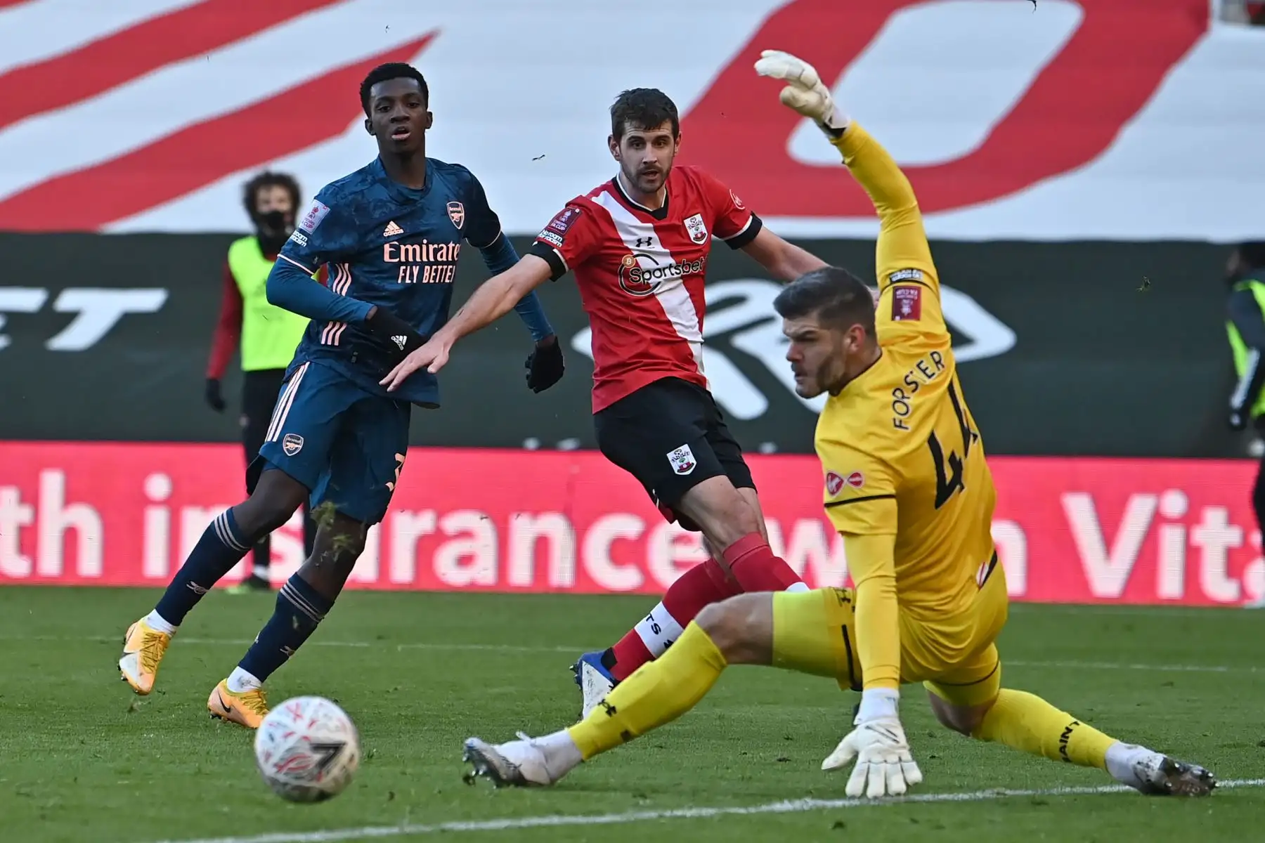 El portero inglés de Southampton Fraser Forster bloquea un disparo a portería del delantero inglés del Arsenal Eddie Nketiah durante el partido de fútbol de la cuarta ronda de la Copa FA inglesa entre Southampton y Arsenal.
Foto: AFP