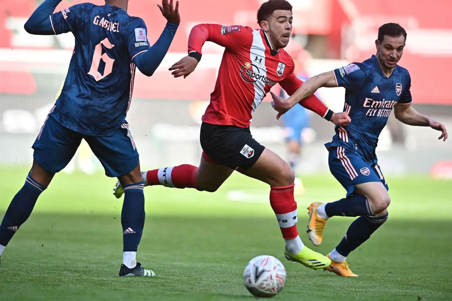 El centrocampista inglés de Southampton Che Adams compite con el defensor brasileño del Arsenal Gabriel y el defensor portugués nacido en Alemania del Arsenal Cedric Soares durante el partido de fútbol de cuarta ronda de la Copa FA de Inglaterra entre Southampton y Arsenal.
Foto: AFP