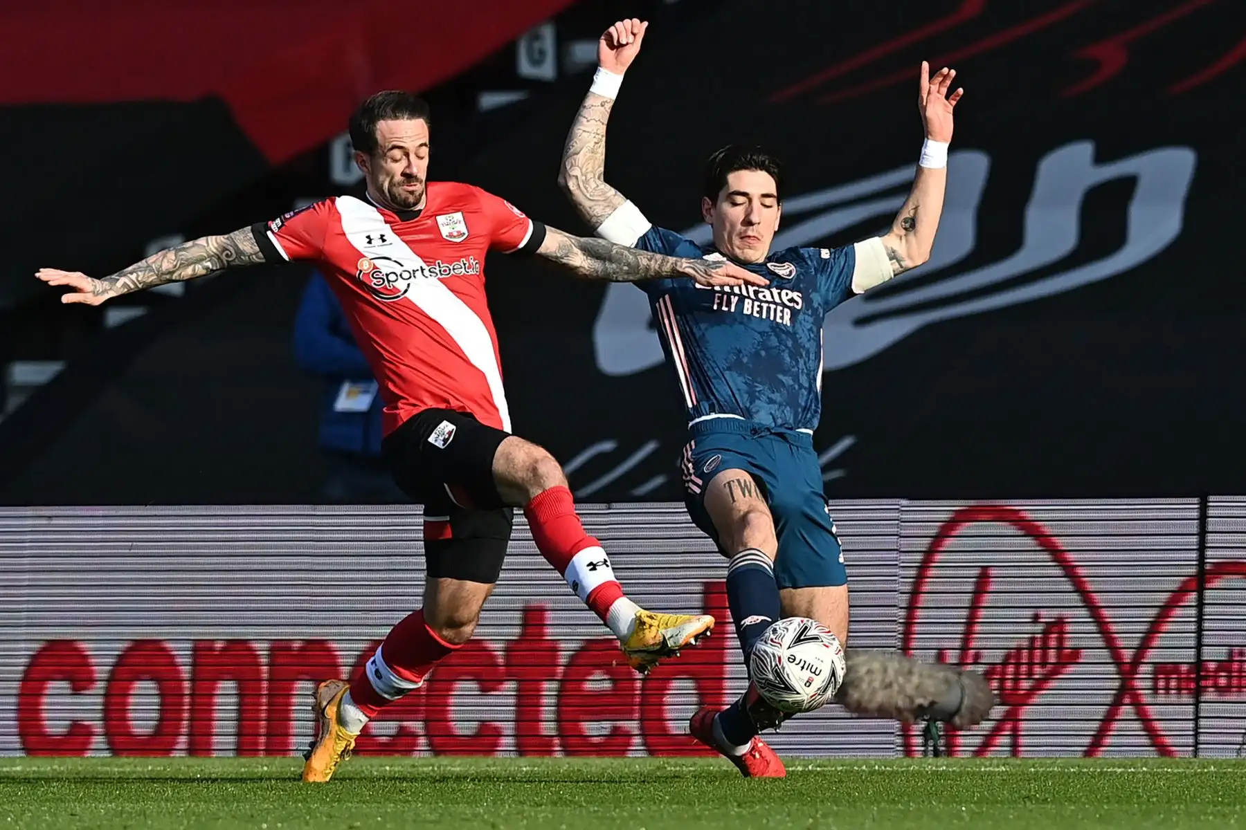 El delantero inglés de Southampton Danny Ings compite con el defensor español del Arsenal Pablo Mari durante el partido de fútbol de cuarta ronda de la Copa FA inglesa entre Southampton y Arsenal.
Foto:  AFP