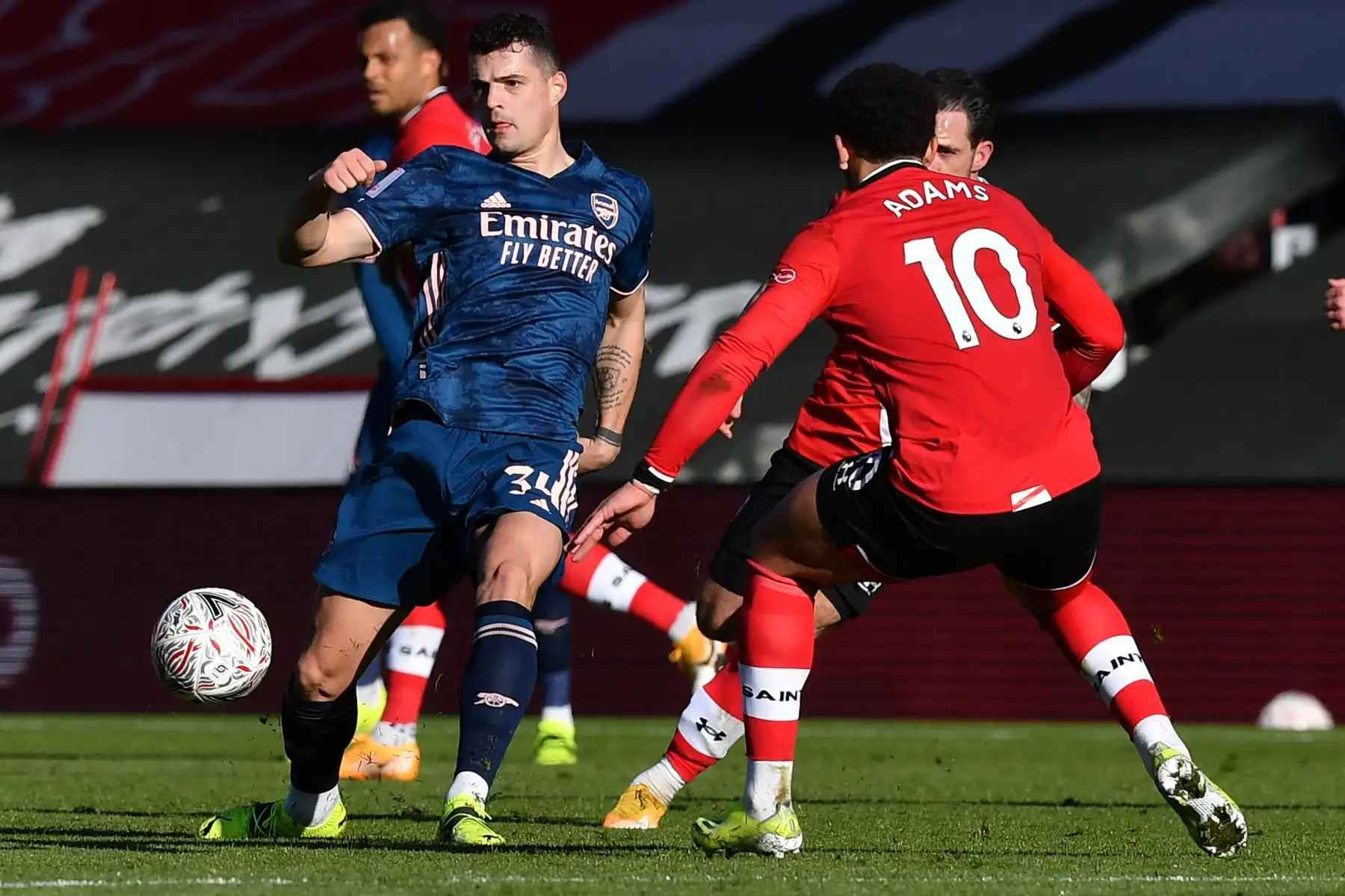 El mediocampista suizo del Arsenal, Granit Xhaka, Compite con el defensor inglés de Southampton, Kyle Walker-Peters, durante el partido de fútbol de cuarta ronda de la Copa FA inglesa entre Southampton y Arsenal.
Foto: AFP