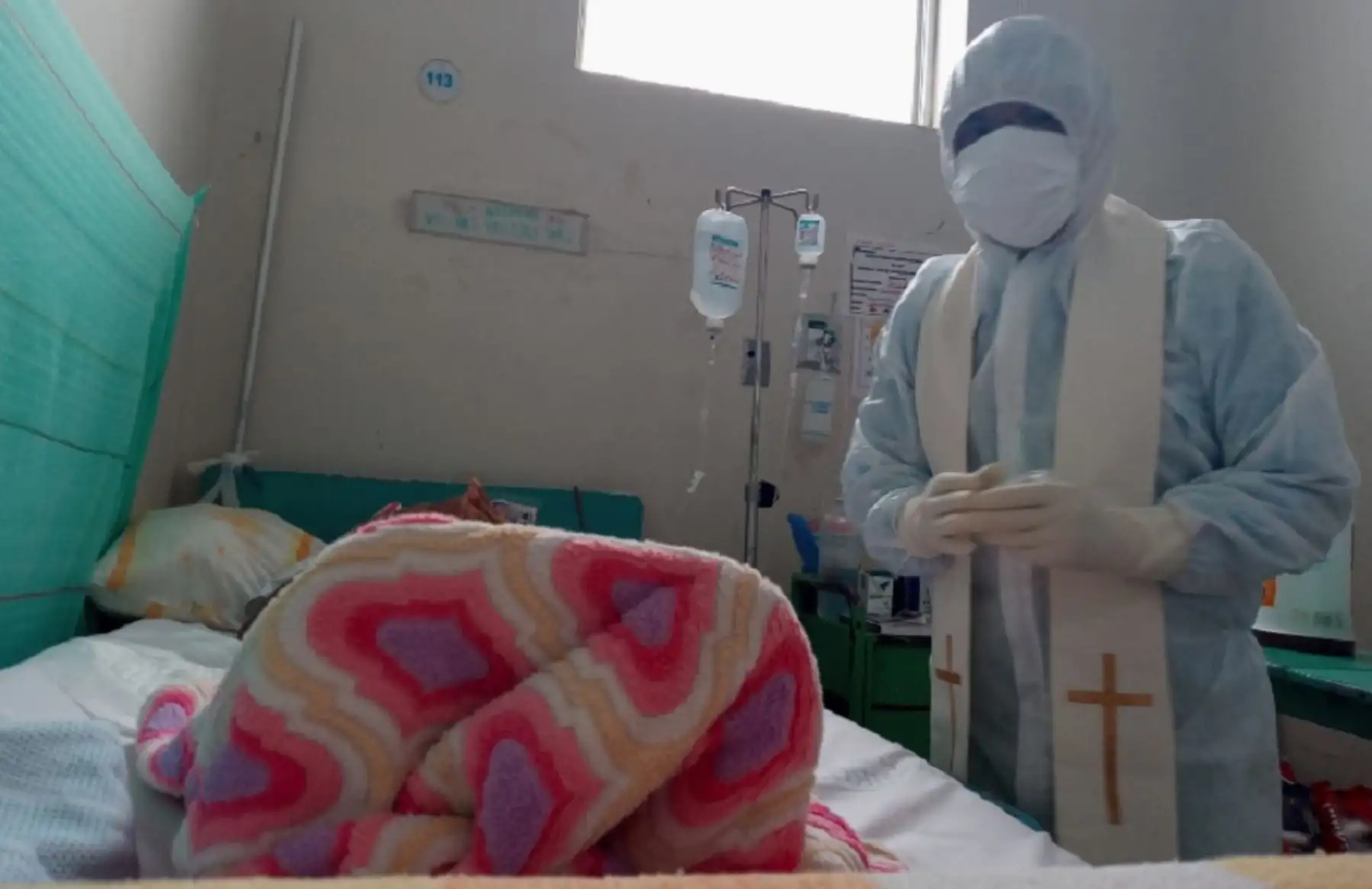 Con el fin de brindarles esperanza y apoyo espiritual en su lucha diaria contra el coronavirus, el sacerdote José Echeandía, de la Diócesis de Chiclayo visitó a los pacientes con covid-19 que se encuentran internados en la Unidad de Aislamiento Hospitalario del Almanzor Aguinaga Asenjo de la Red Asistencial Lambayeque de EsSalud. Foto: EsSalud