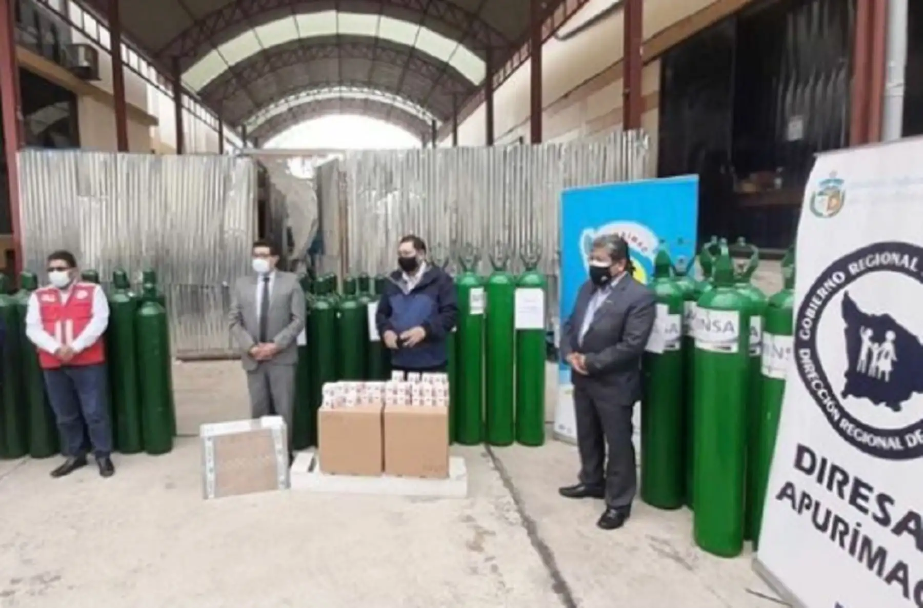 El Ministerio de Salud, a través del Cenares y en coordinación con la Diresa de Apurímac, entregó 463 balones de oxígeno, 15 respiradores y 2,410 oxímetros a los establecimientos de salud de dicha región. Foto: Minsa.