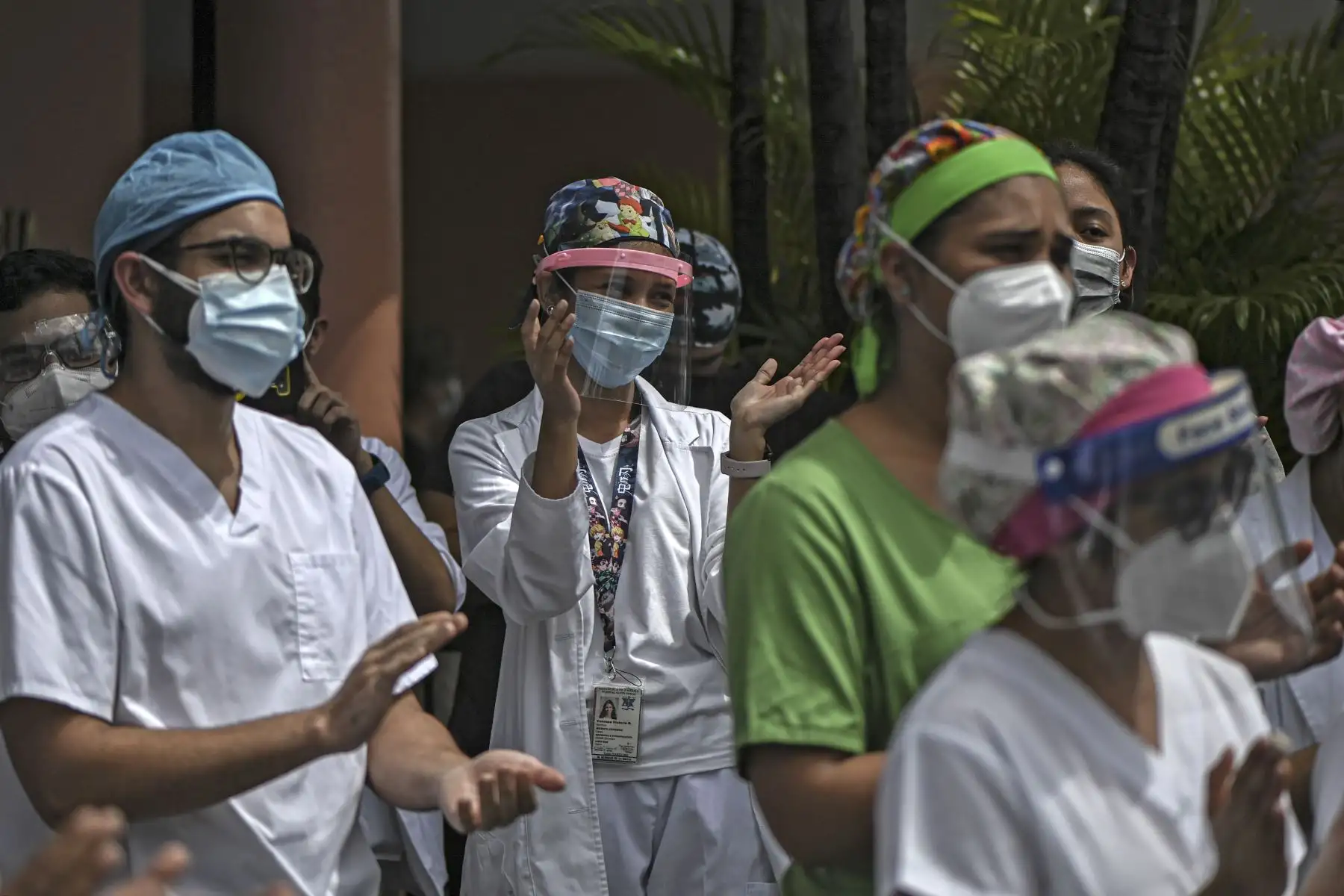 Internistas participan en una protesta para denunciar, que según ellos, quedaron fuera del plan de vacunación contra Covid-19, en el Hospital Santo Tomás de la Ciudad de Panamá.
Foto; AFP