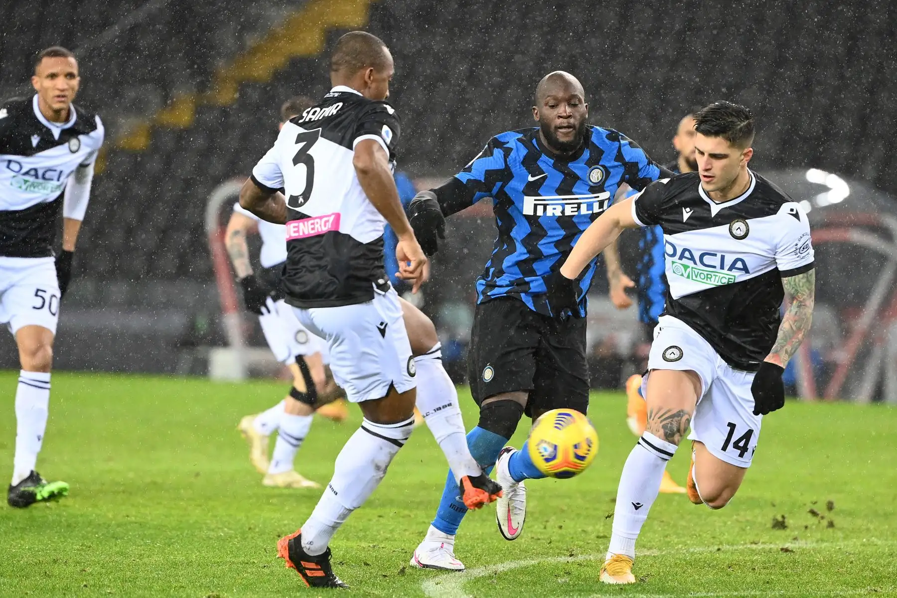 El defensor brasileño del Udinese Samir pasa el balón al defensor italiano del Udinese Kevin Bonifazi  como el delantero belga del Inter de Milán Romelu Lukaku mira durante el partido de fútbol de la Serie A italiana Udinese vs Inter de Milán.
Foto: AFP