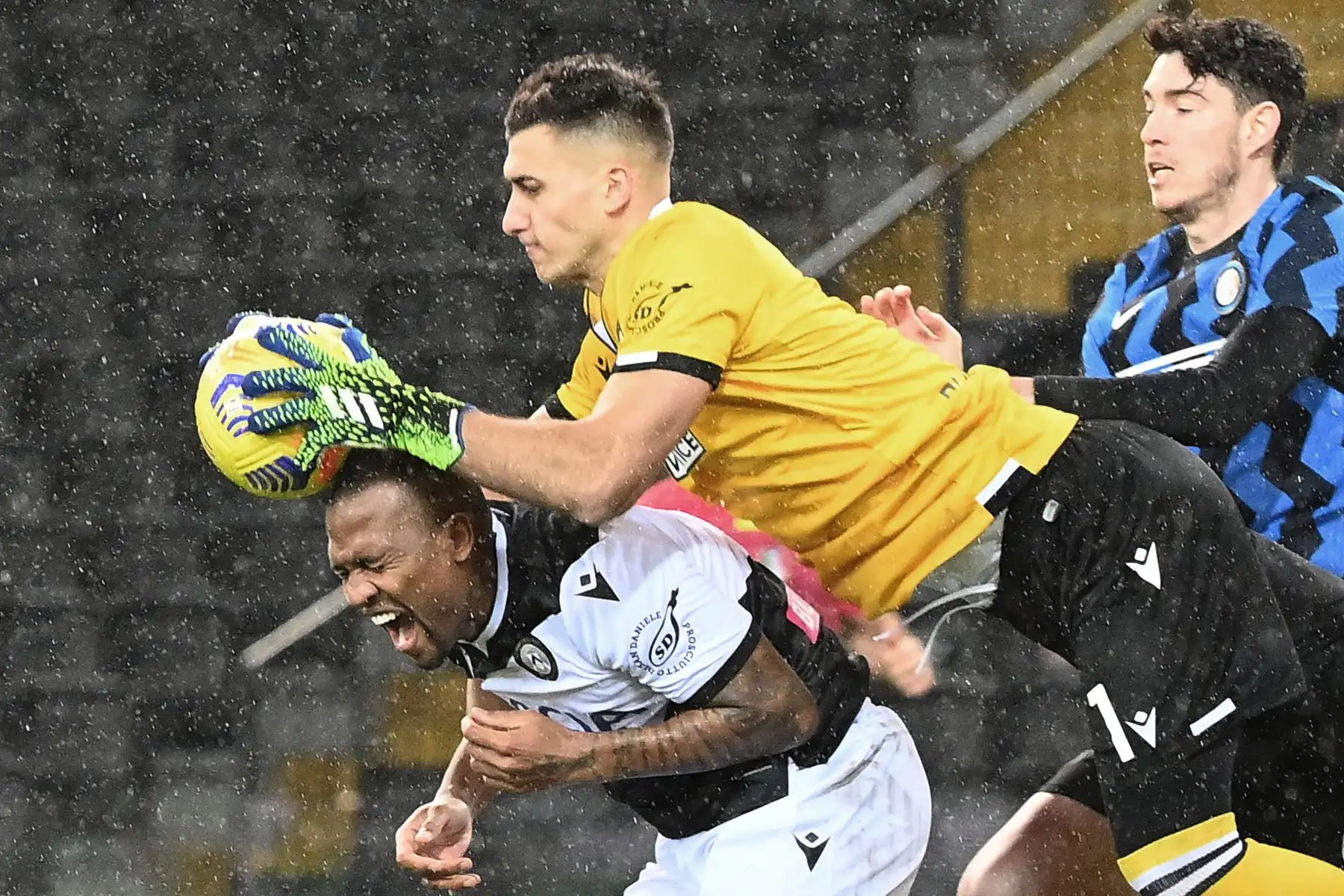 El portero argentino del Udinese Juan Musso  choca con el defensor brasileño del Udinese Samir durante el partido de fútbol de la Serie A italiana Udinese vs Inter de Milán.
Foto: AFP