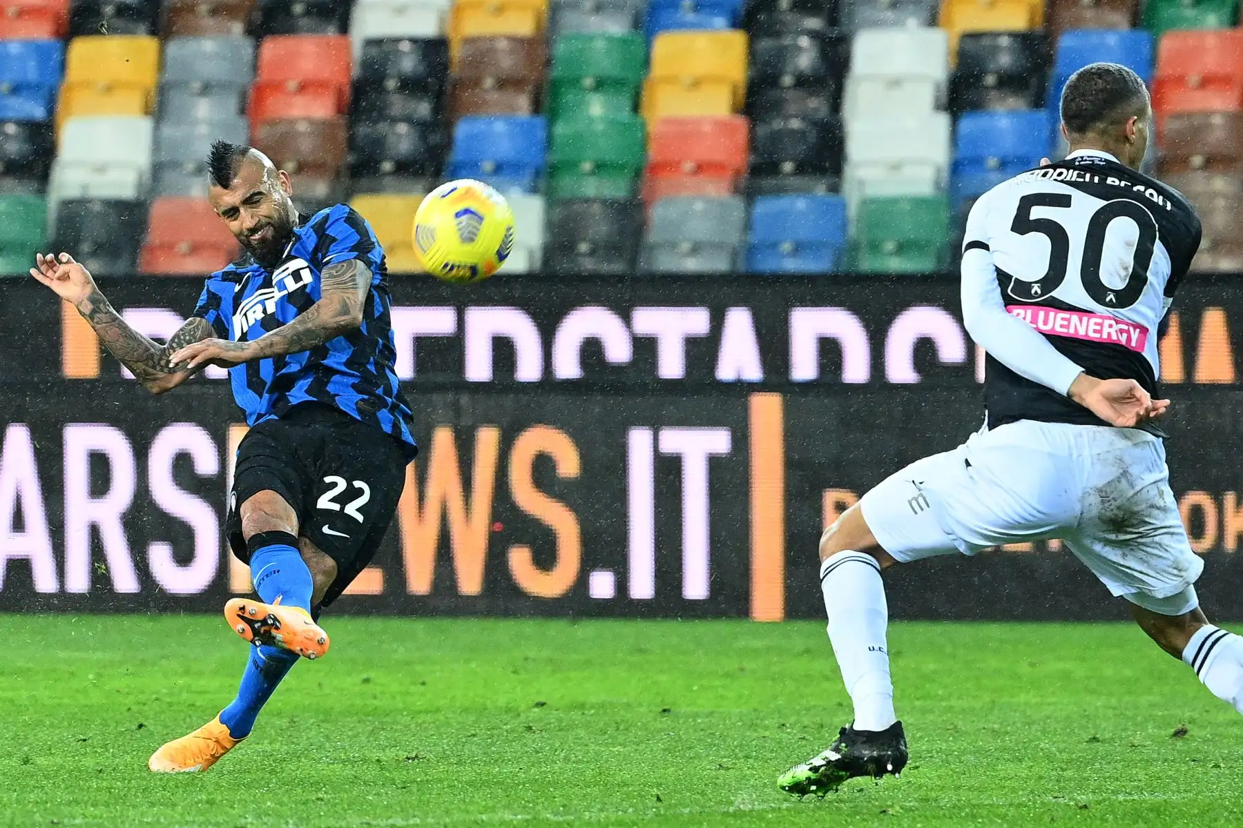 El centrocampista chileno del Inter de Milán Arturo Vidal  dispara a gol pasado el defensor brasileño del Udinese Rodrigo durante el partido de fútbol de la Serie A italiana Udinese vs Inter de Milán.
Foto: AFP