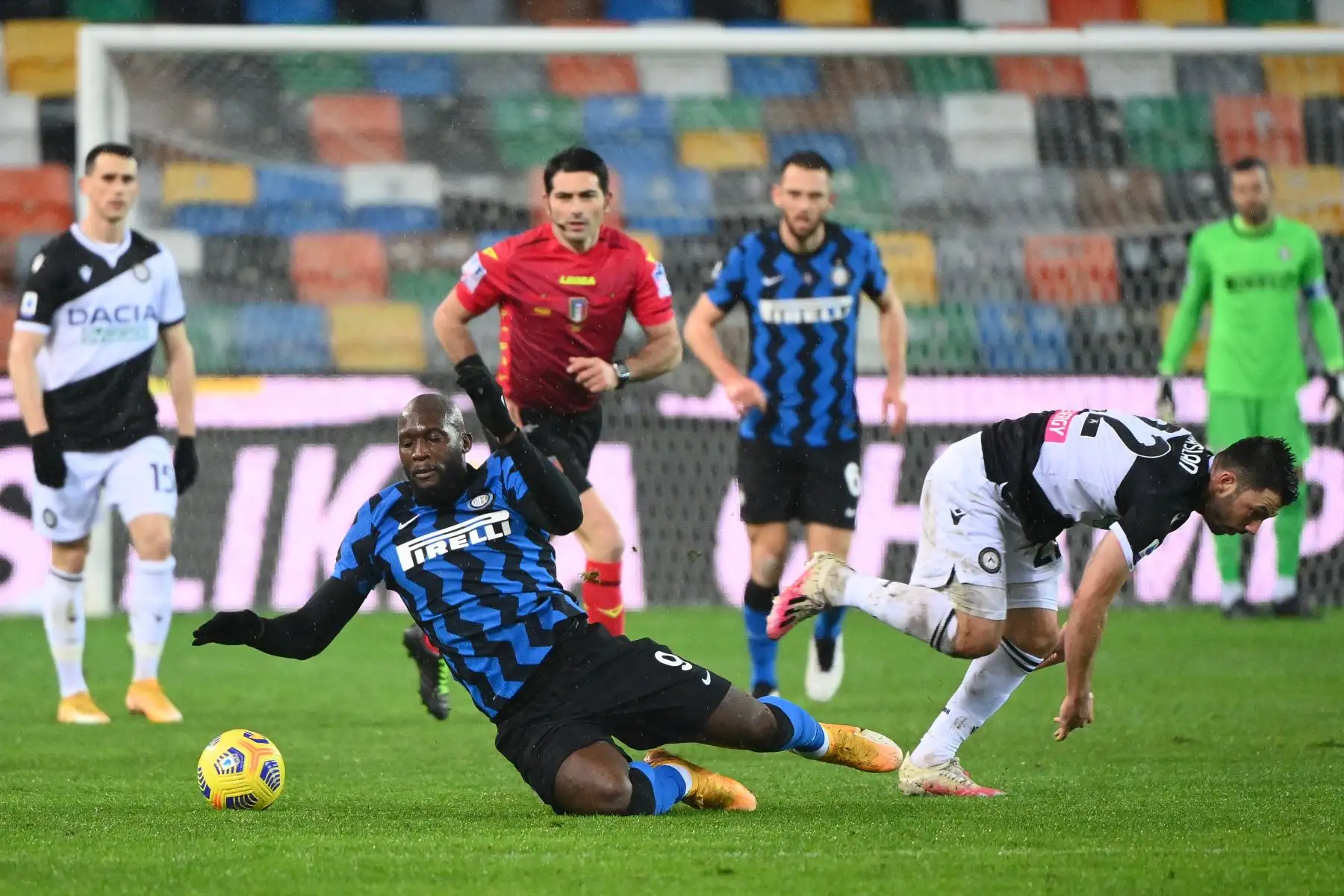 El centrocampista alemán del Udinese Tolgay Arslan aborda el delantero belga del Inter de Milán Romelu Lukaku durante el partido de fútbol de la Serie A italiana Udinese vs Inter de Milán.
Foto: AFP