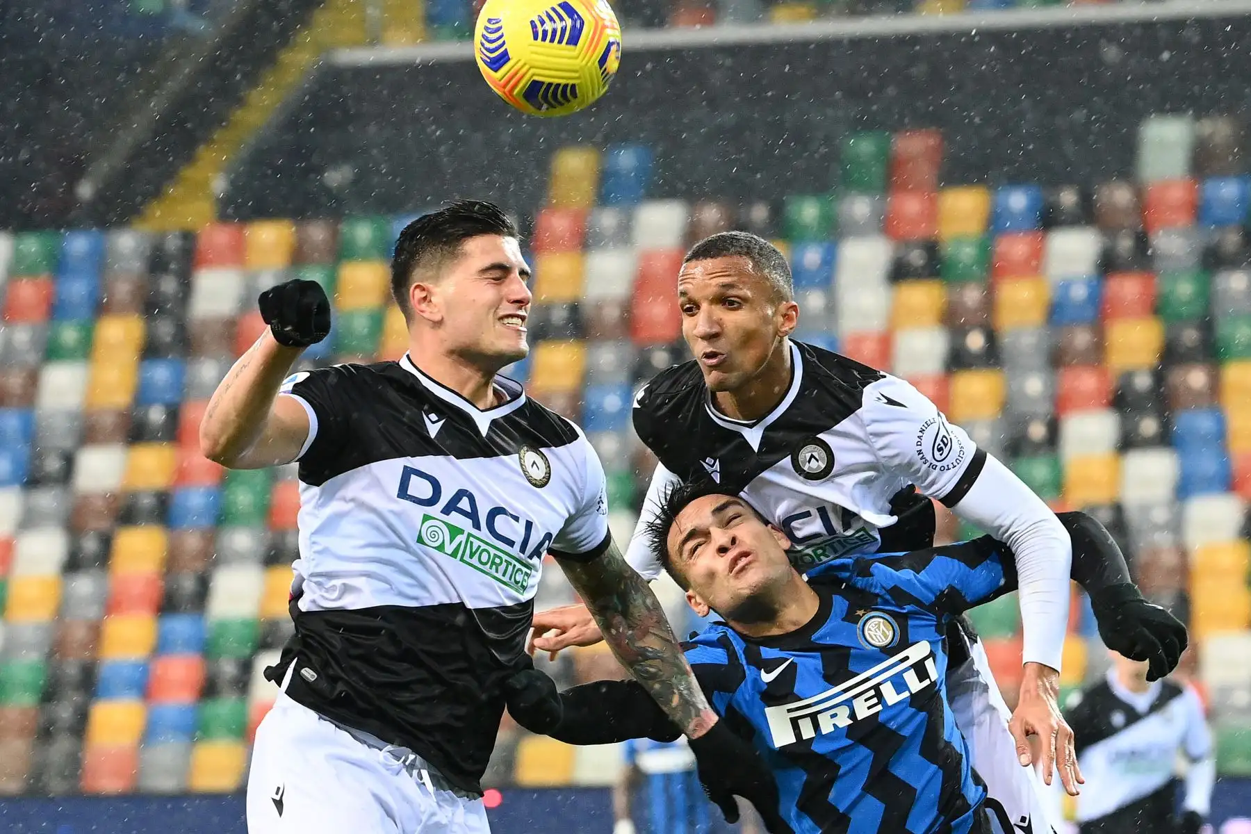 (De izquierda a derecha) El defensa italiano del Udinese Kevin Bonifazi, el delantero argentino del Inter de Milán Lautaro Martínez y el mediocampista argentino del Udinese Rodrigo De Paul van de cabeza durante el partido de fútbol de la Serie A italiana Udinese vs Inter de Milán.
Foto: AFP