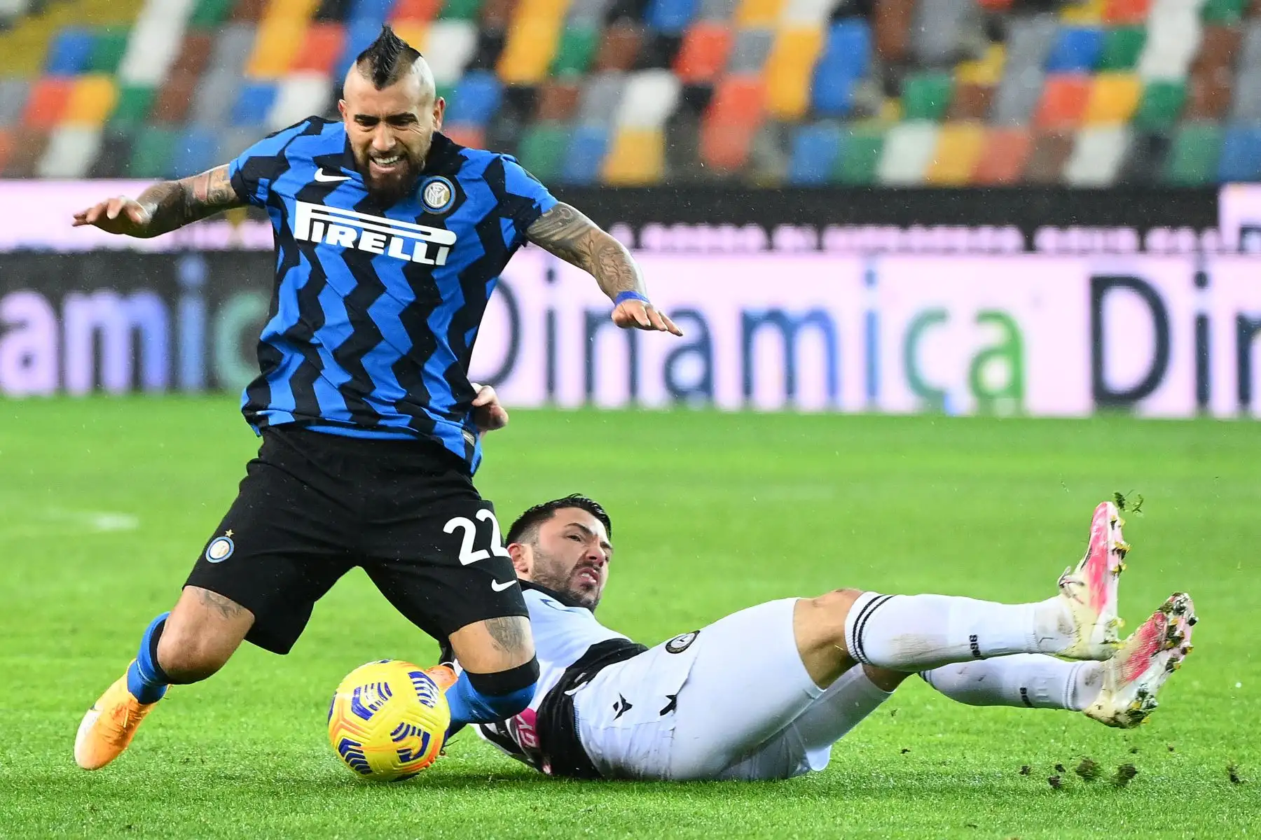 El centrocampista alemán del Udinese Tolgay Arslan aborda al centrocampista chileno del Inter de Milán Arturo Vidal durante el partido de fútbol de la Serie A italiana Udinese vs Inter de Milán.
Foto: AFP