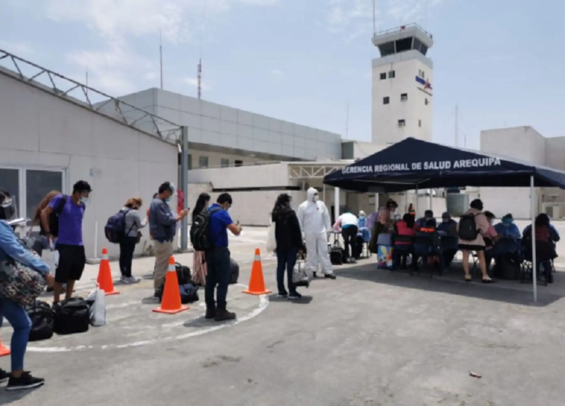 Continúan en Arequipa las acciones de control del coronavirus covid-19, en el aeropuerto internacional Alfredo Rodríguez Ballón, a los pasajeros que arriban procedentes de Chile. En la víspera llegaron 109 personas, quienes fueron evaluadas por los brigadistas de intervención inicial en emergencias y desastres.