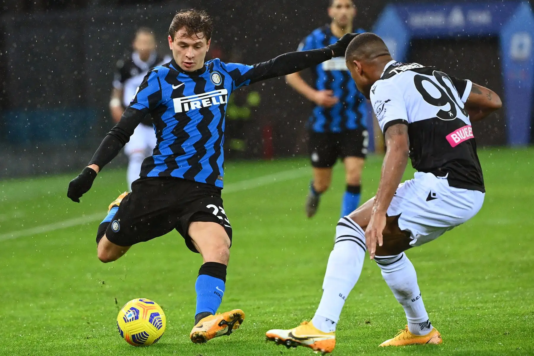 El centrocampista italiano del Inter de Milán Nicolo Barella desafía al defensor holandés del Udinese, Marvin Zeegelaar, durante el partido de fútbol de la Serie A italiana Udinese vs Inter de Milán .
Foto: AFP