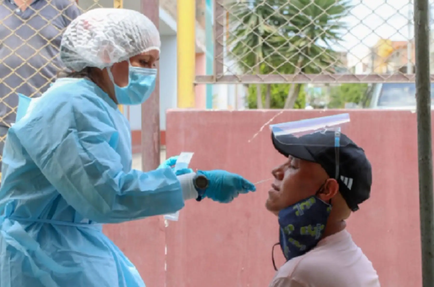 Personal del área de salud del penal de Chachapoyas recibió capacitación sobre como tomar las pruebas moleculares para detectar covid-19, por parte del equipo de respuesta rápida de la red de salud-Chachapoyas, del Ministerio de Salud.