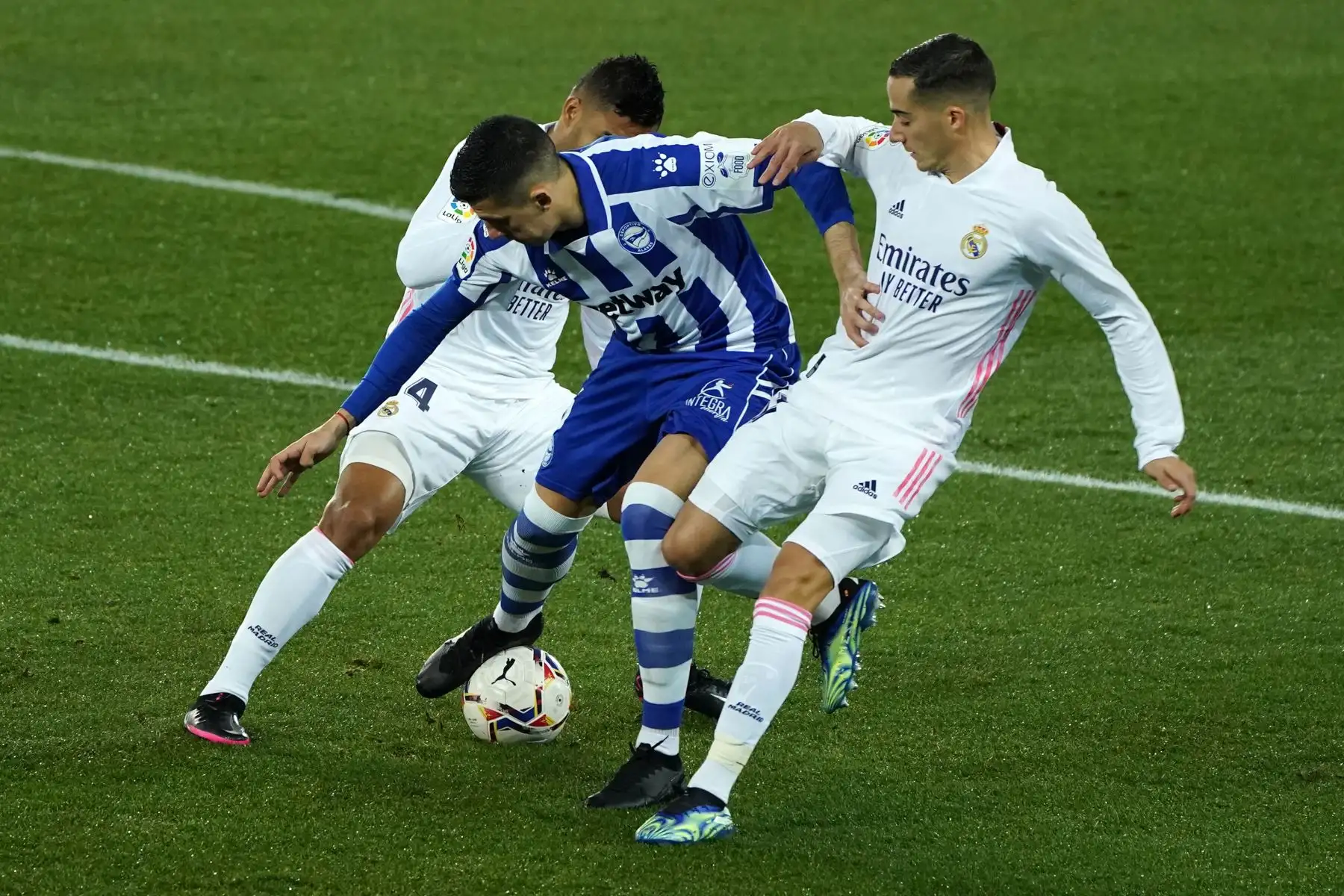 El centrocampista español del Alavés Edgar compite con el centrocampista español del Real Madrid Lucas Vázquez durante el partido de fútbol de la liga española entre el Deportivo Alaves y el Real Madrid CF en el estadio Mendizorroza de Vitoria. Foto: AFP
