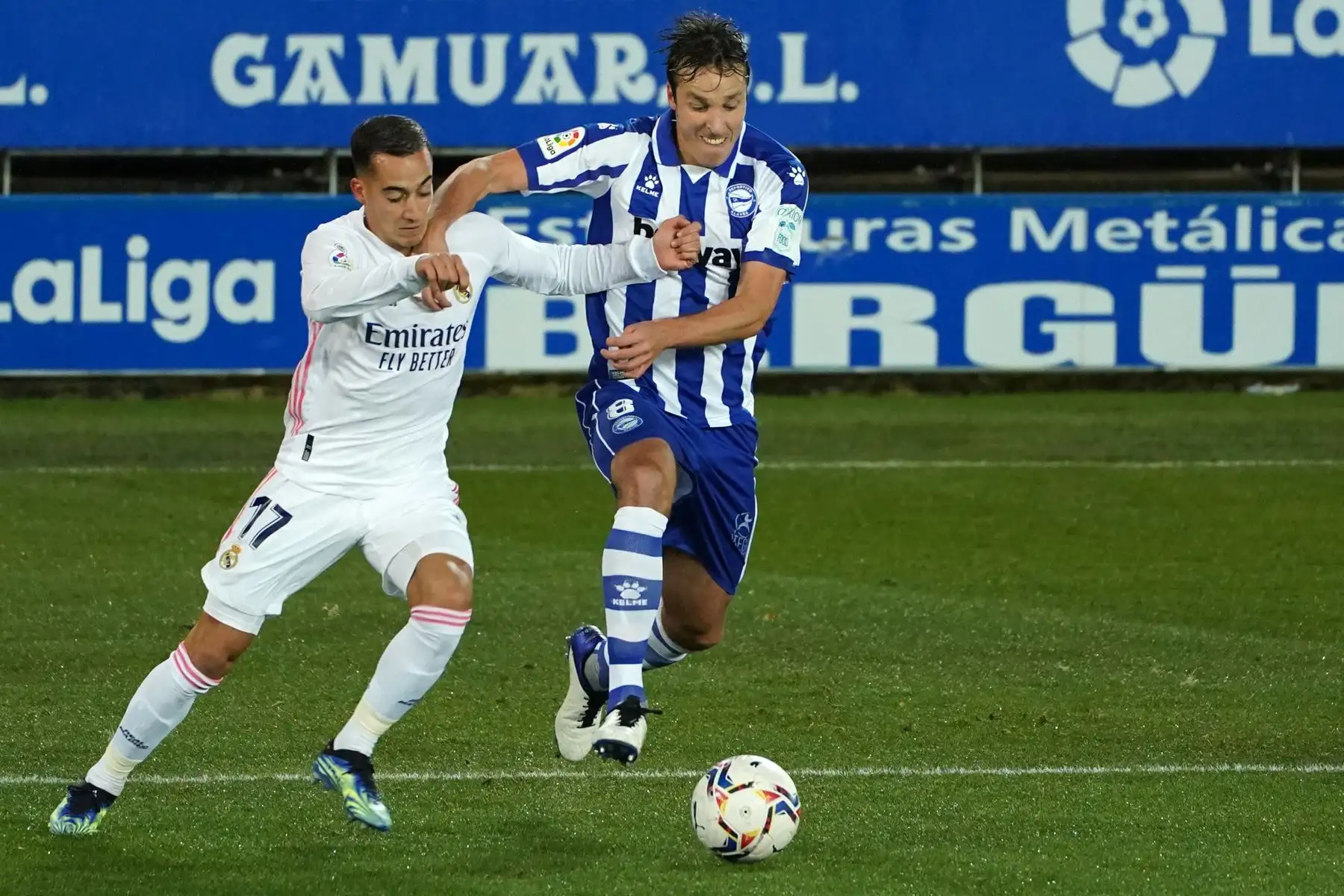 El centrocampista español del Real Madrid Lucas Vázquez compite con el centrocampista español del Alavés Tomás Pina durante el partido de fútbol de la liga española entre el Deportivo Alaves y el Real Madrid CF en el estadio Mendizorroza de Vitoria. Foto: AFP