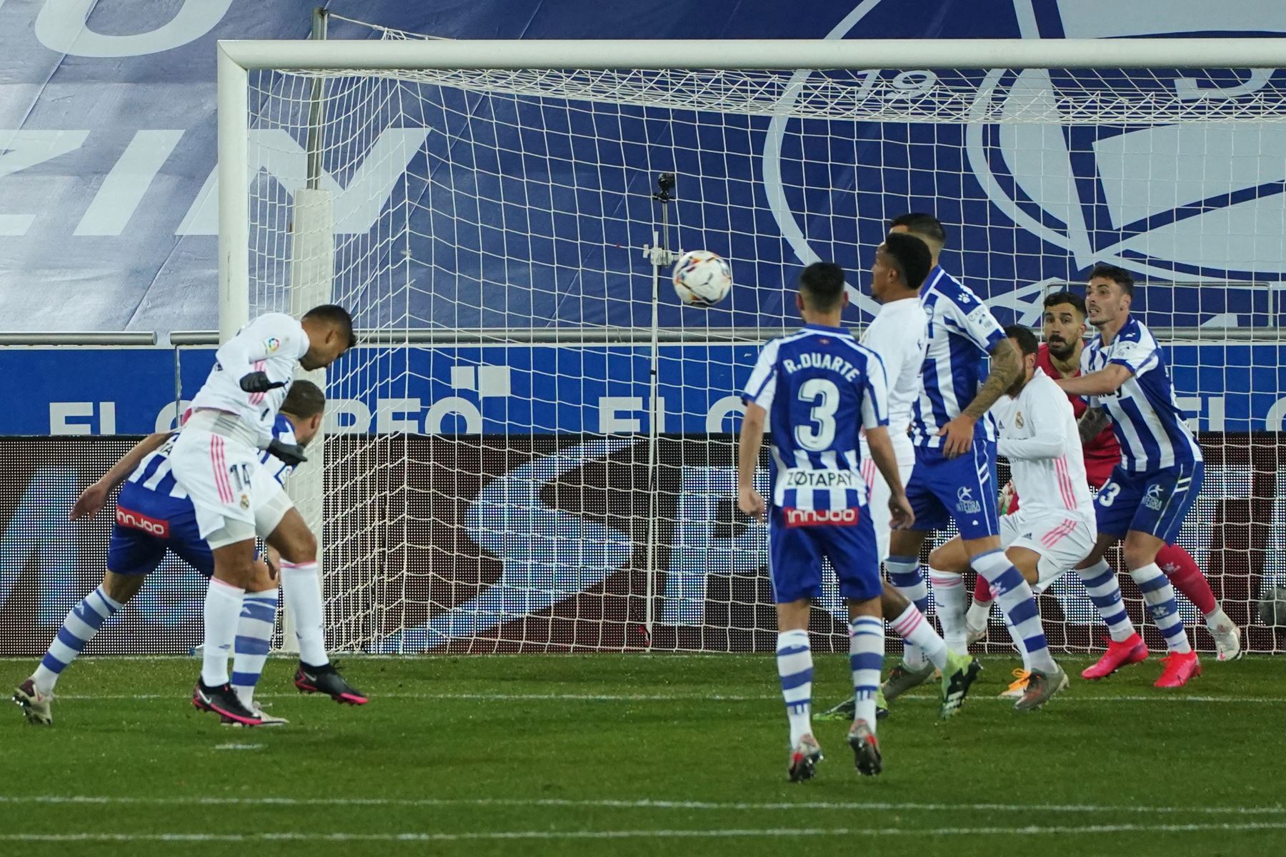 El centrocampista brasileño del Real Madrid Casemiro marca un gol durante el partido de fútbol de la liga española entre el Deportivo Alavés y el Real Madrid CF en el estadio Mendizorroza de Vitoria. Foto: AFP